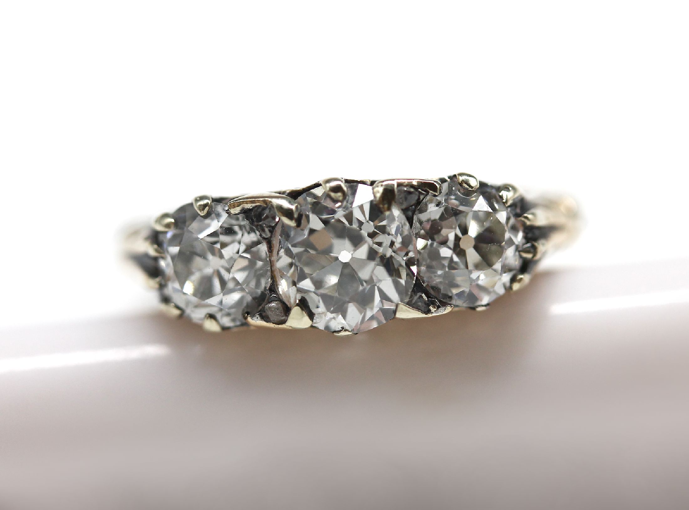 Detail a: 18 kt Gold Diamant-Ring, GG 750/000, um 1900, 3 Altschliff-Diamanten zus. ca. 2.40 ct, schöne Qual., seitl. Durchbrucharbeit, RW 54.5