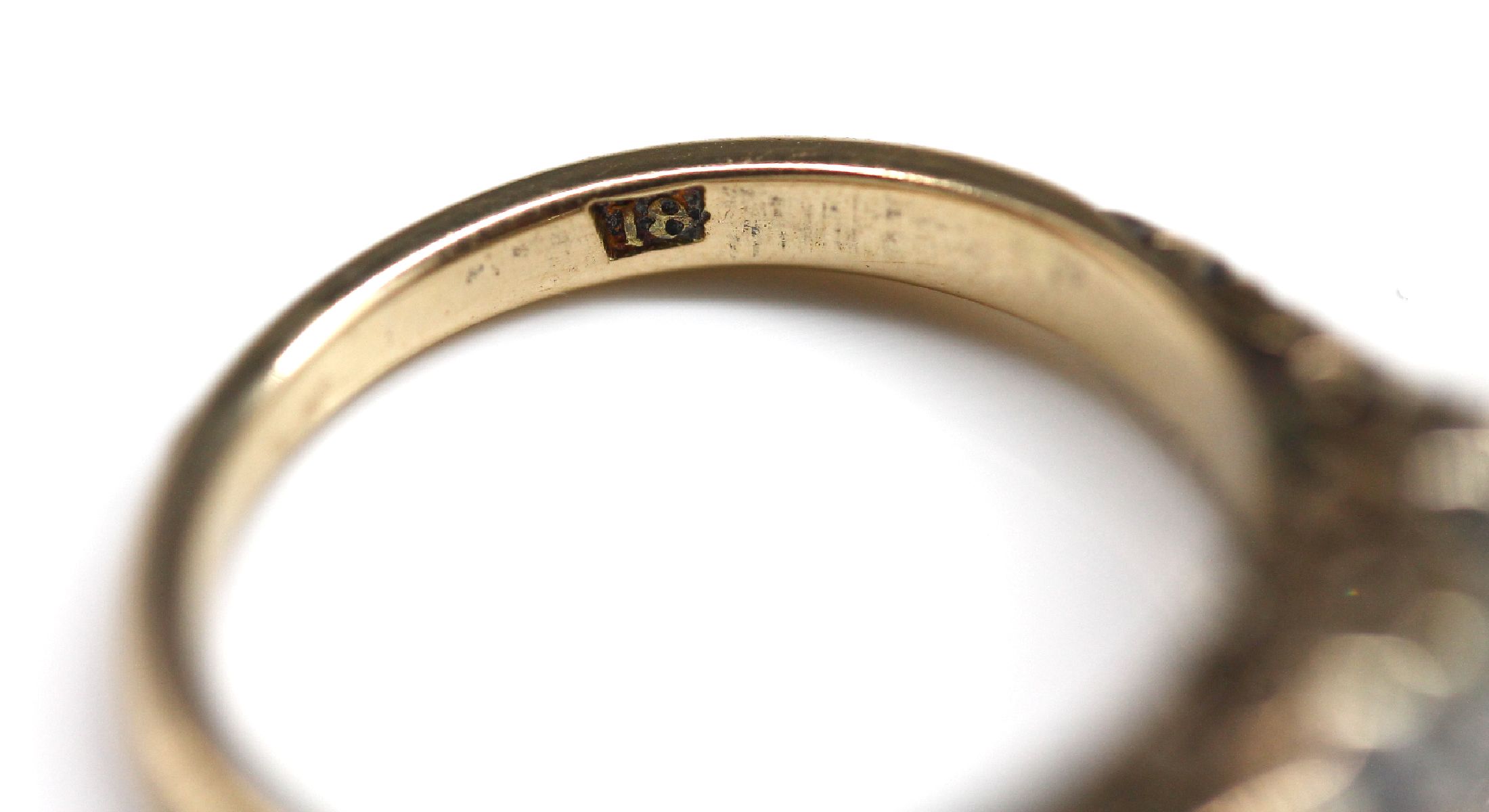 Detail b: 18 kt Gold Diamant-Ring, GG 750/000, um 1900, 3 Altschliff-Diamanten zus. ca. 2.40 ct, schöne Qual., seitl. Durchbrucharbeit, RW 54.5