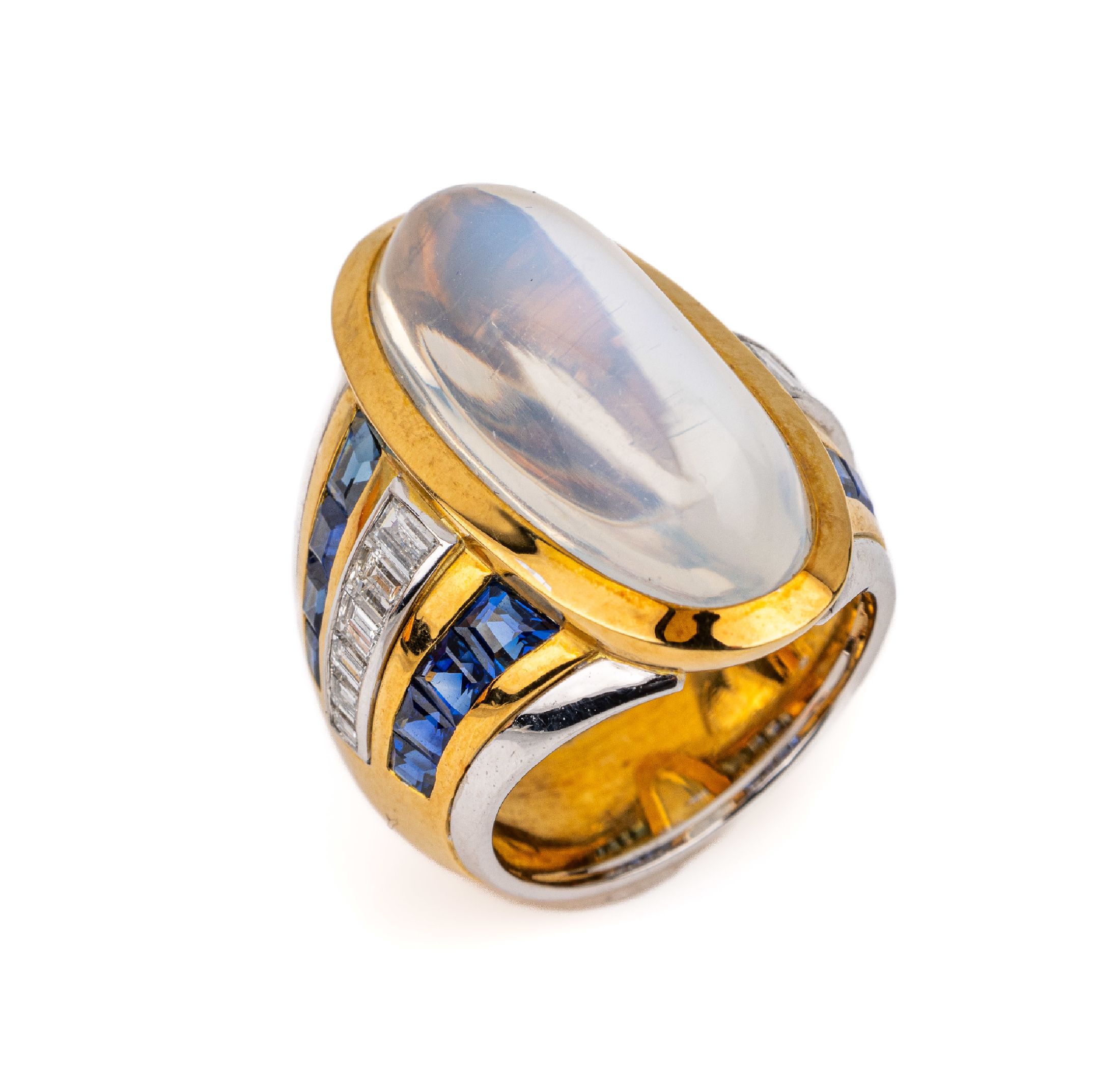 18 kt Gold Mondstein-Saphir-Diamant-Ring, GG/WG 750/000, ovaler Mondsteincabochon ca. 18.5 ct, 16 Saphir-Carrees zus. ca. 2.64 ct, 12 ...