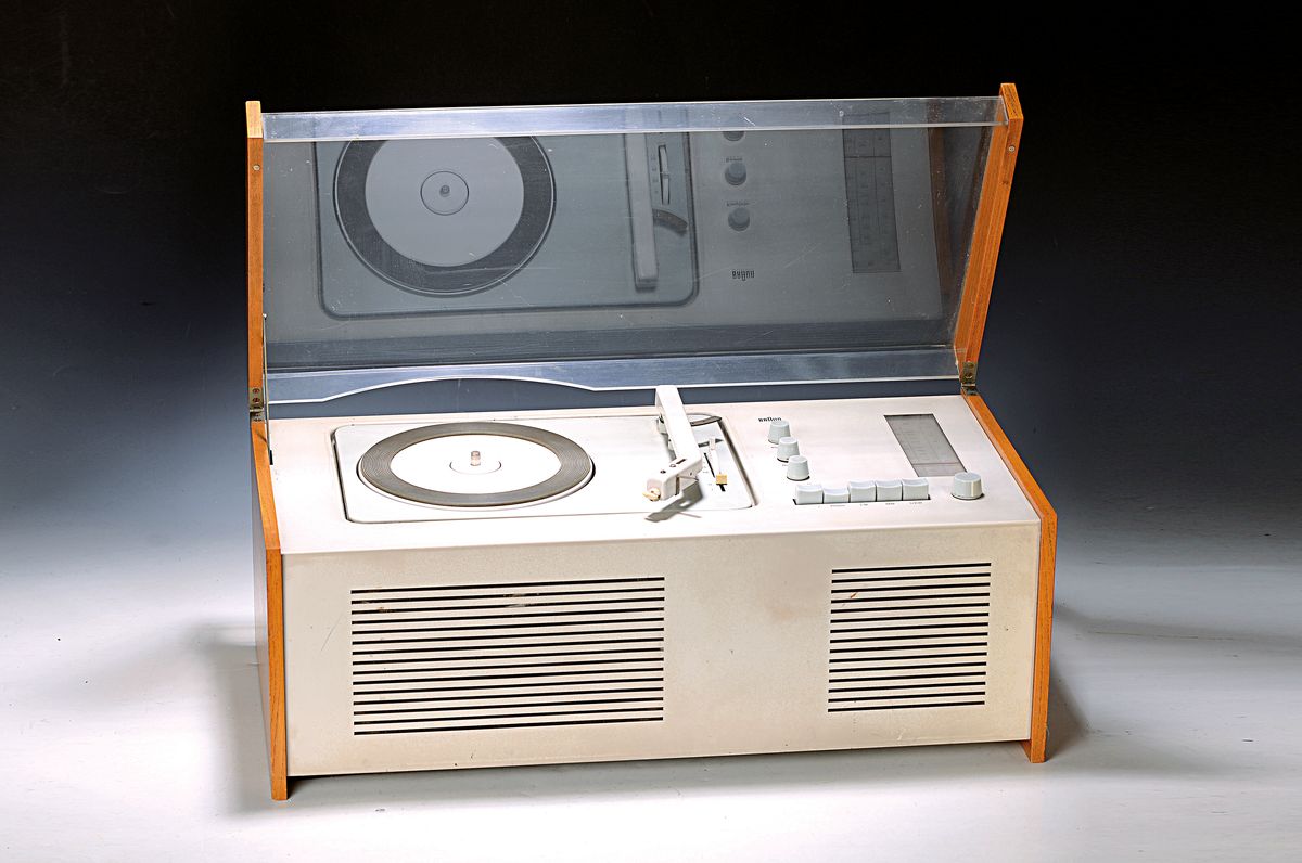 Radio-Phono-Kombigerät SK 61, sog. Schneewittchensarg, Entwurf Dieter Rams, Kombigerät mit Plattenspieler und Röhrenradio von 1962, erster ...