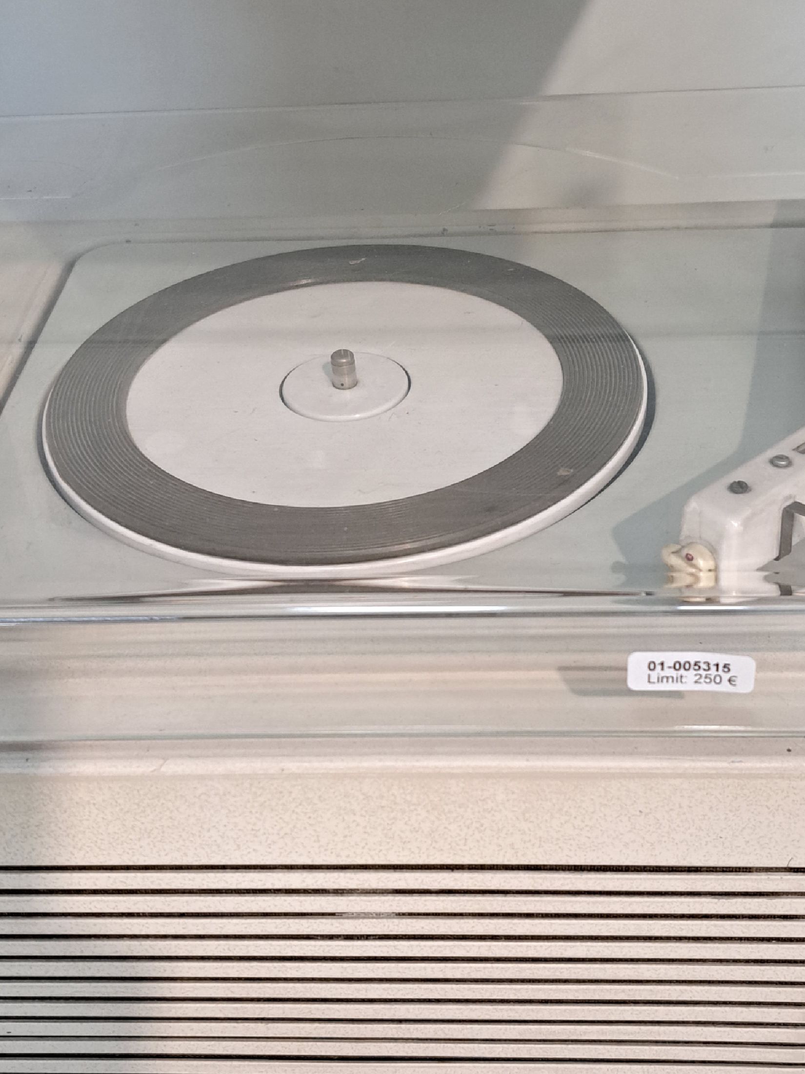Detail a: Radio-Phono-Kombigerät SK 61, sog. Schneewittchensarg, Entwurf Dieter Rams, Kombigerät mit Plattenspieler und Röhrenradio von 1962, erster ...