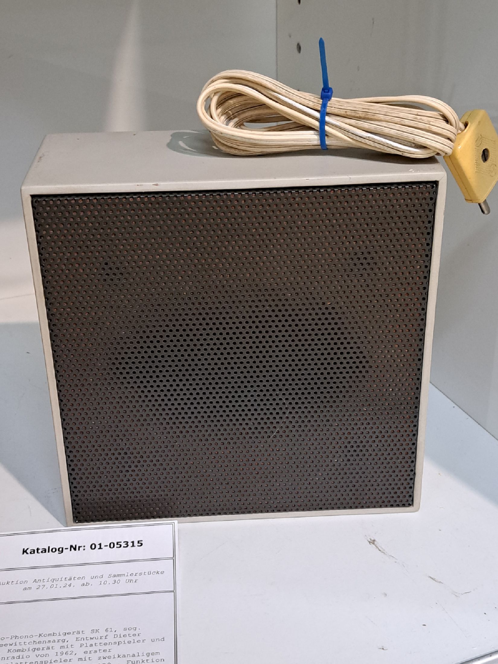 Detail b: Radio-Phono-Kombigerät SK 61, sog. Schneewittchensarg, Entwurf Dieter Rams, Kombigerät mit Plattenspieler und Röhrenradio von 1962, erster ...