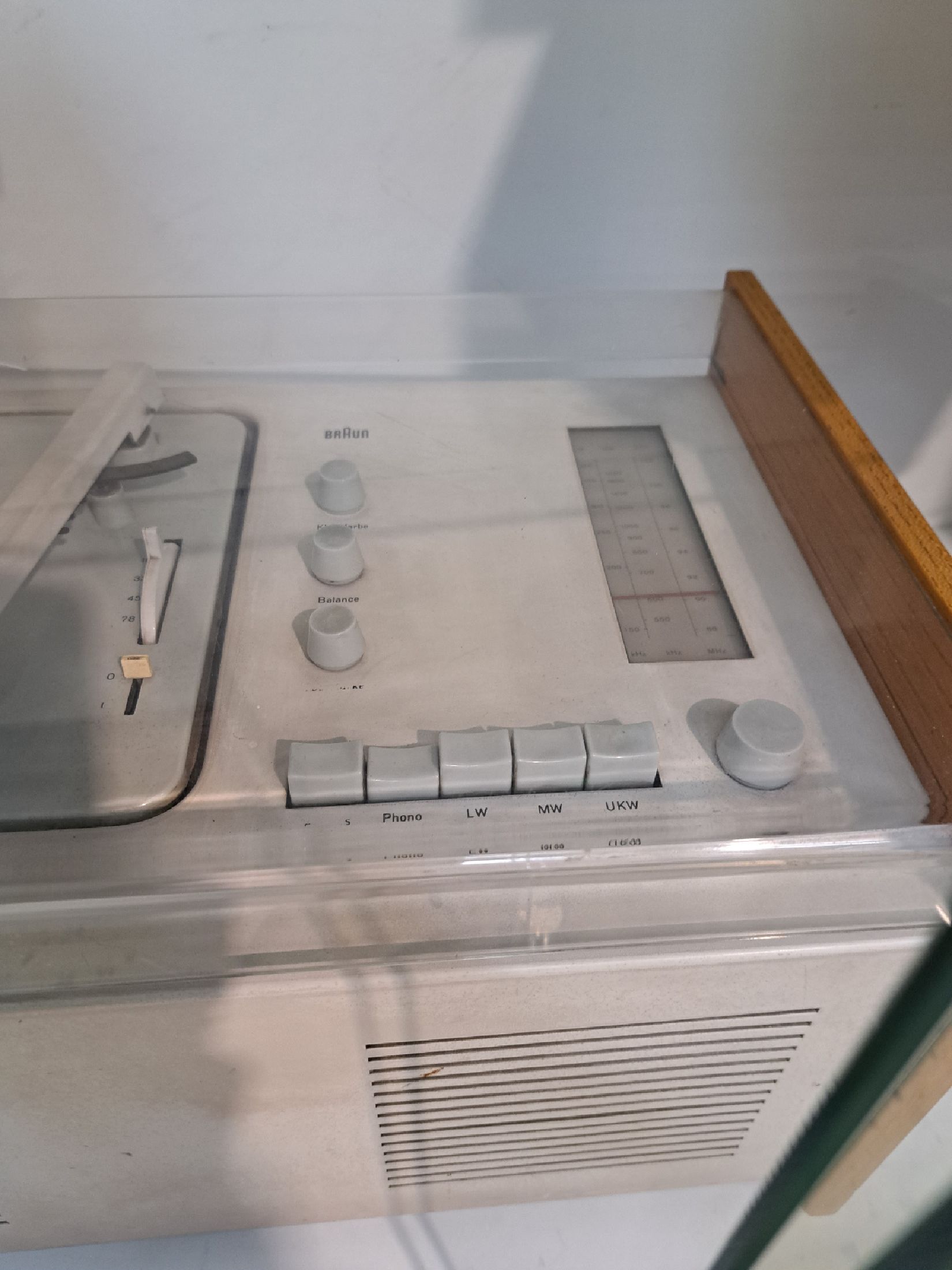 Detail c: Radio-Phono-Kombigerät SK 61, sog. Schneewittchensarg, Entwurf Dieter Rams, Kombigerät mit Plattenspieler und Röhrenradio von 1962, erster ...