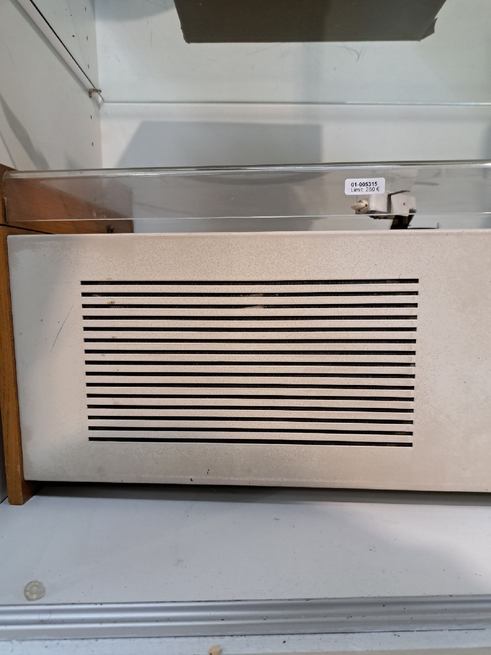 Detail d: Radio-Phono-Kombigerät SK 61, sog. Schneewittchensarg, Entwurf Dieter Rams, Kombigerät mit Plattenspieler und Röhrenradio von 1962, erster ...