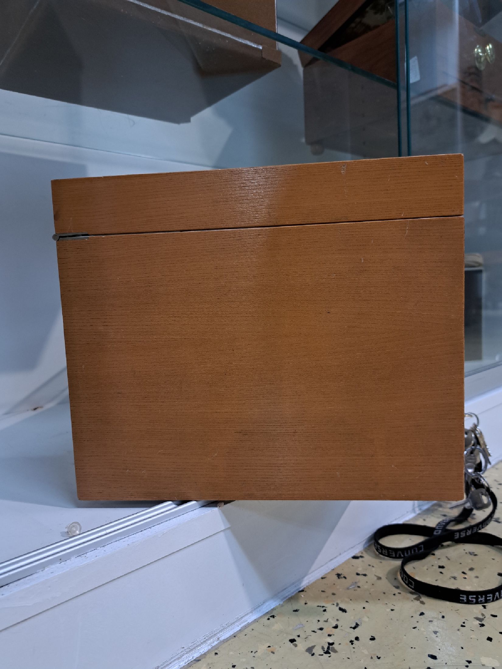 Detail e: Radio-Phono-Kombigerät SK 61, sog. Schneewittchensarg, Entwurf Dieter Rams, Kombigerät mit Plattenspieler und Röhrenradio von 1962, erster ...