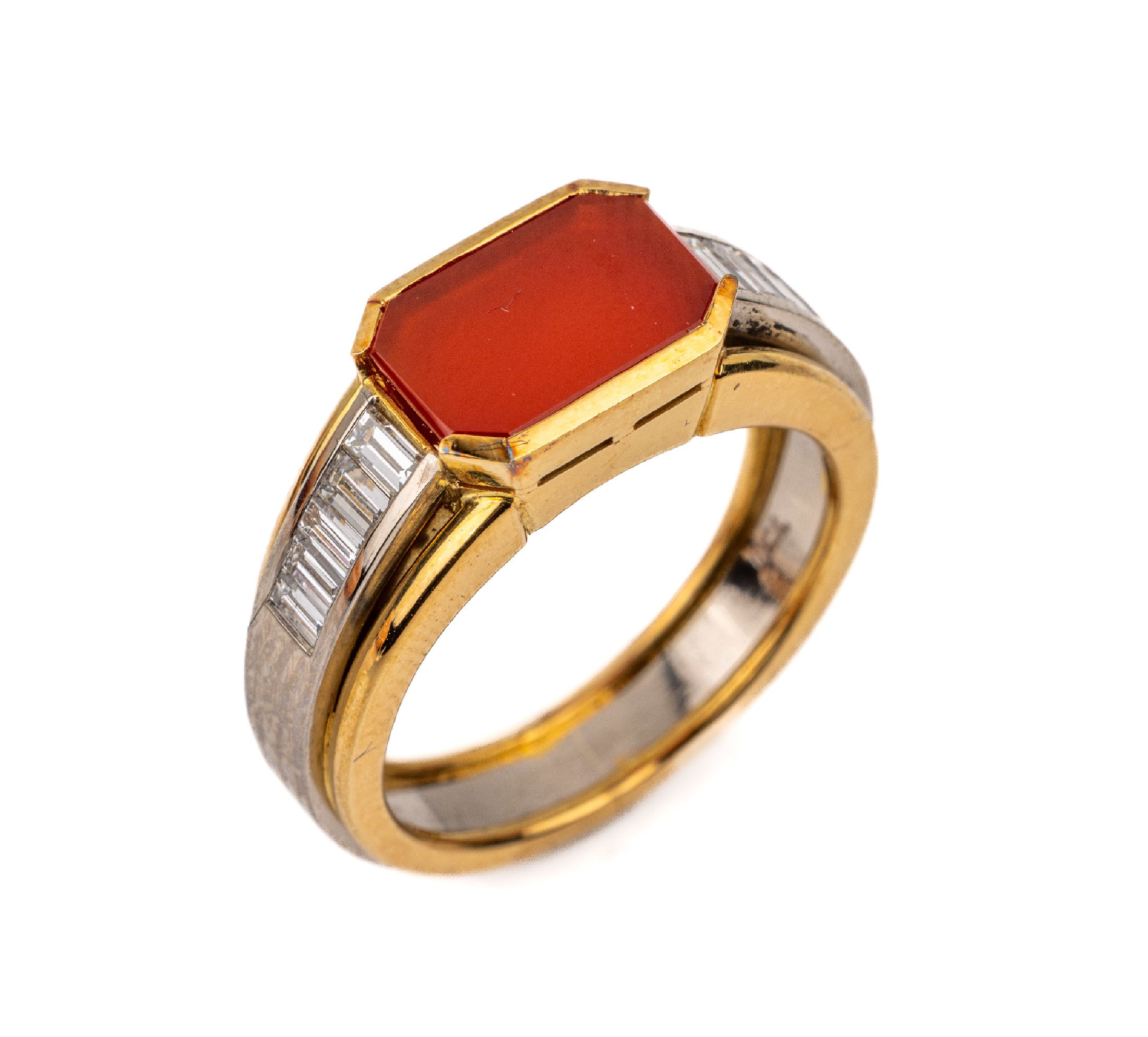 18 kt Gold Karneol-Diamant-Ring, GG/WG 750/000, 8-eckiger Karneol, 10 Diamantbaguettes zus. ca. 0.50 ct Weiß/lp-vvs,ca. 8.2 g, RW 53
