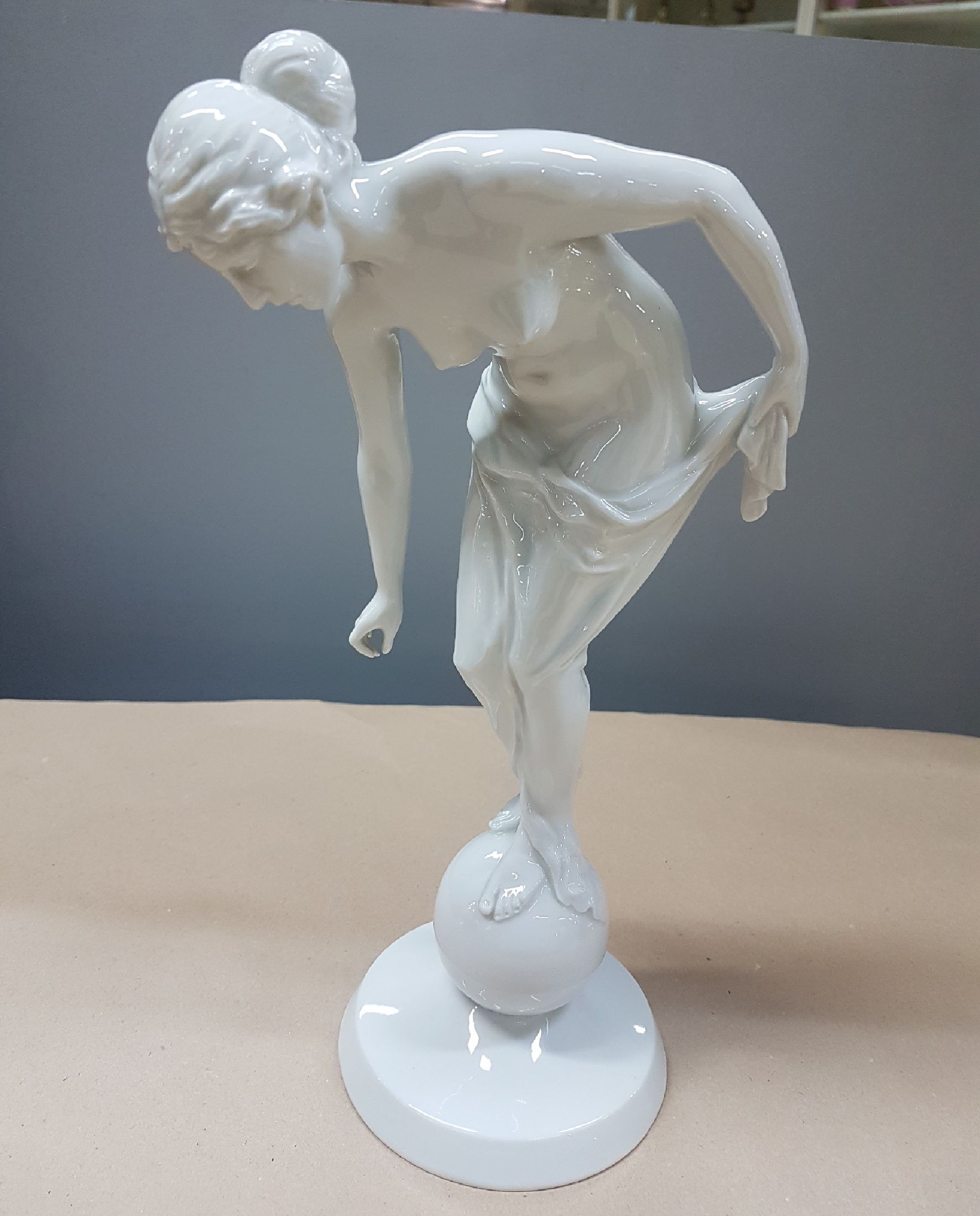 Detail a: Porzellanfigur, Rosenthal, Entwurf Ernst Wenk, stehende auf Kugel, weiß, H. ca. 31cm