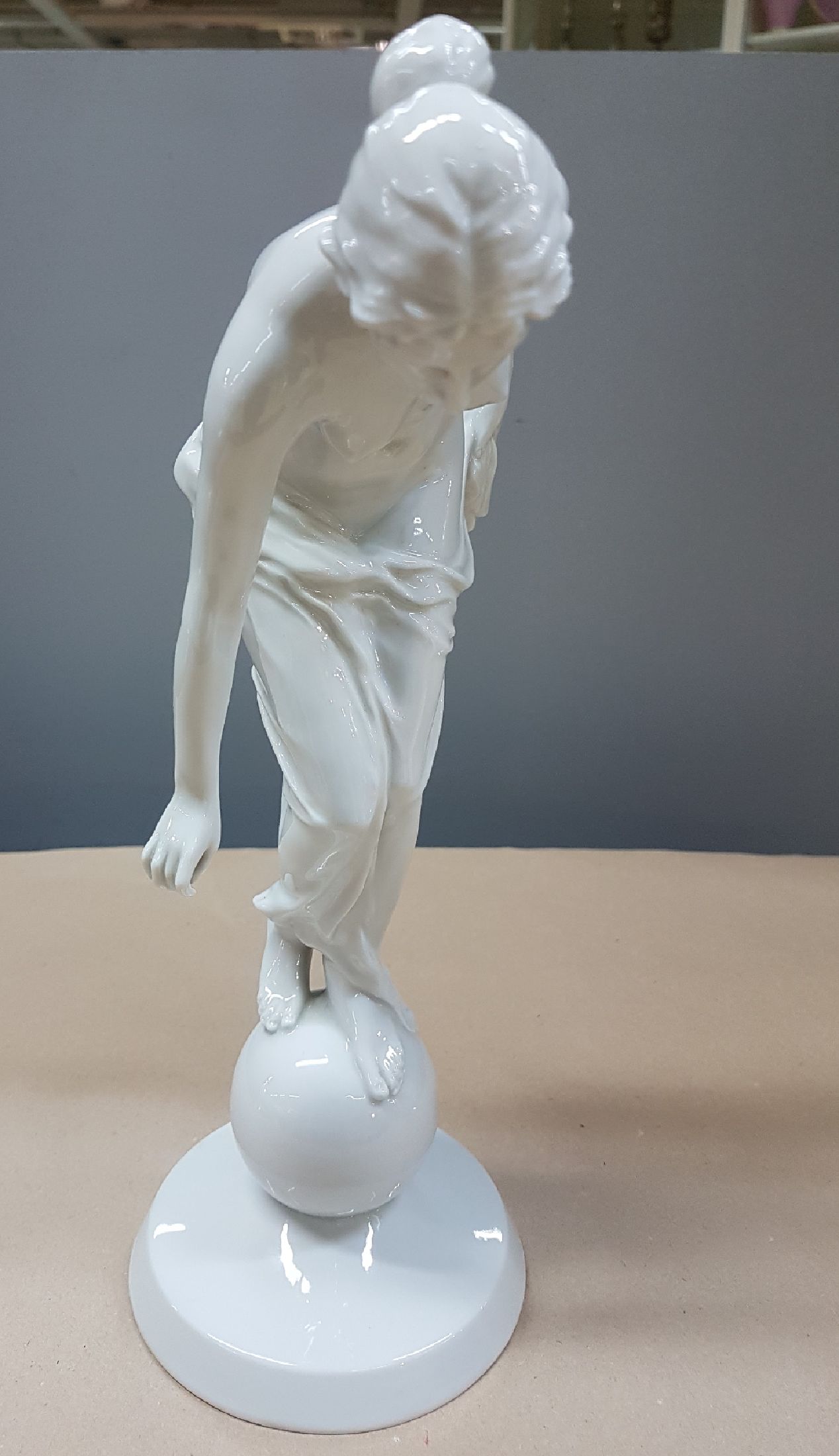 Detail b: Porzellanfigur, Rosenthal, Entwurf Ernst Wenk, stehende auf Kugel, weiß, H. ca. 31cm