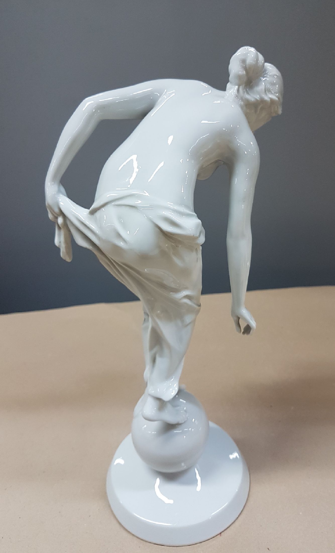 Detail c: Porzellanfigur, Rosenthal, Entwurf Ernst Wenk, stehende auf Kugel, weiß, H. ca. 31cm