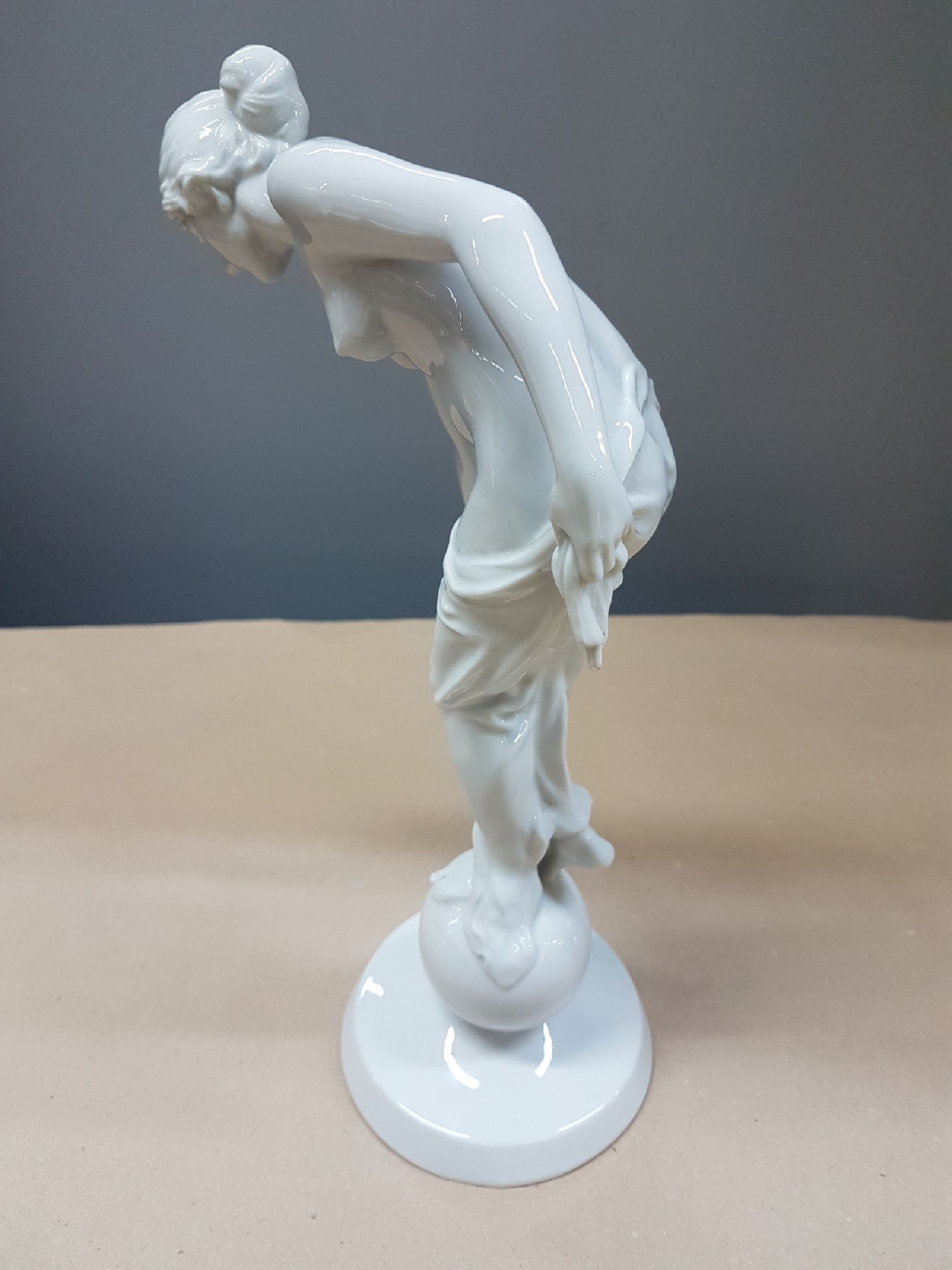 Detail d: Porzellanfigur, Rosenthal, Entwurf Ernst Wenk, stehende auf Kugel, weiß, H. ca. 31cm
