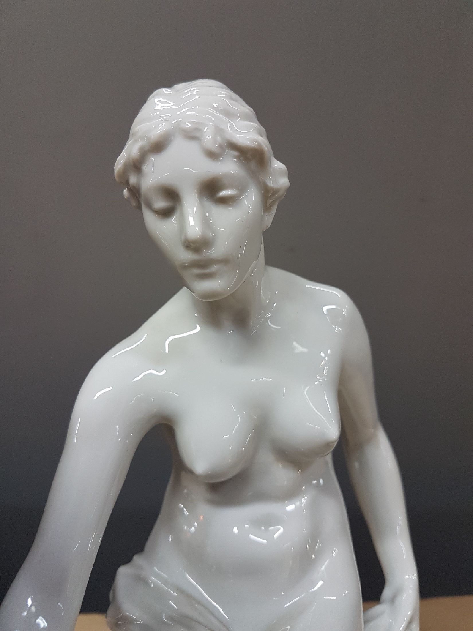 Detail e: Porzellanfigur, Rosenthal, Entwurf Ernst Wenk, stehende auf Kugel, weiß, H. ca. 31cm