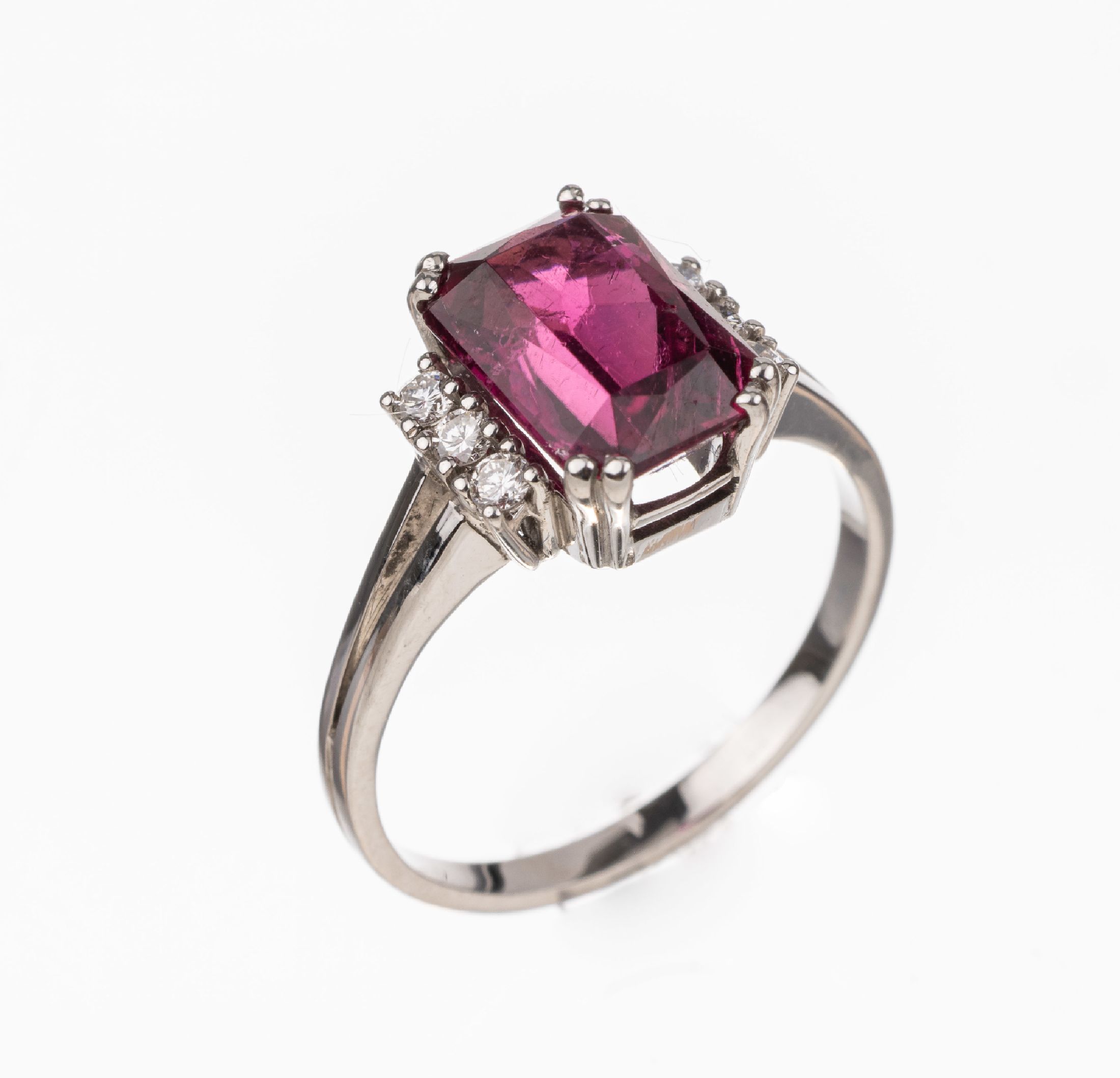 18 kt Gold Turmalin-Brillant-Ring, WG 750/000, 1 pinkfarb. Turmalin im Emerald Cut ca. 2.89 ct, 6 Brillanten zus. ca. 0.15 ct Weiß/vvs, total ca. ...