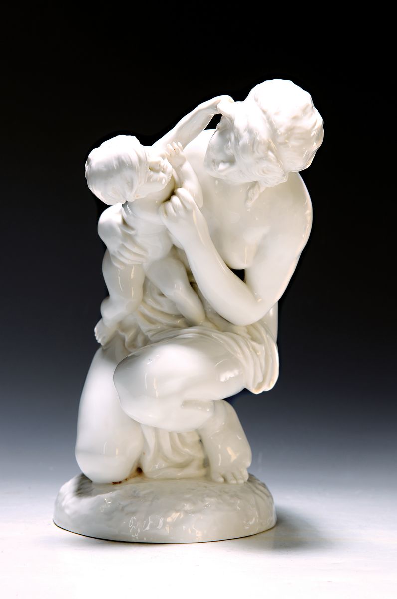 Große Porzellanfigur, Nymphenburg, um 1900, kniende Mutter mit Kind, weiß, H. ca. 28cm
