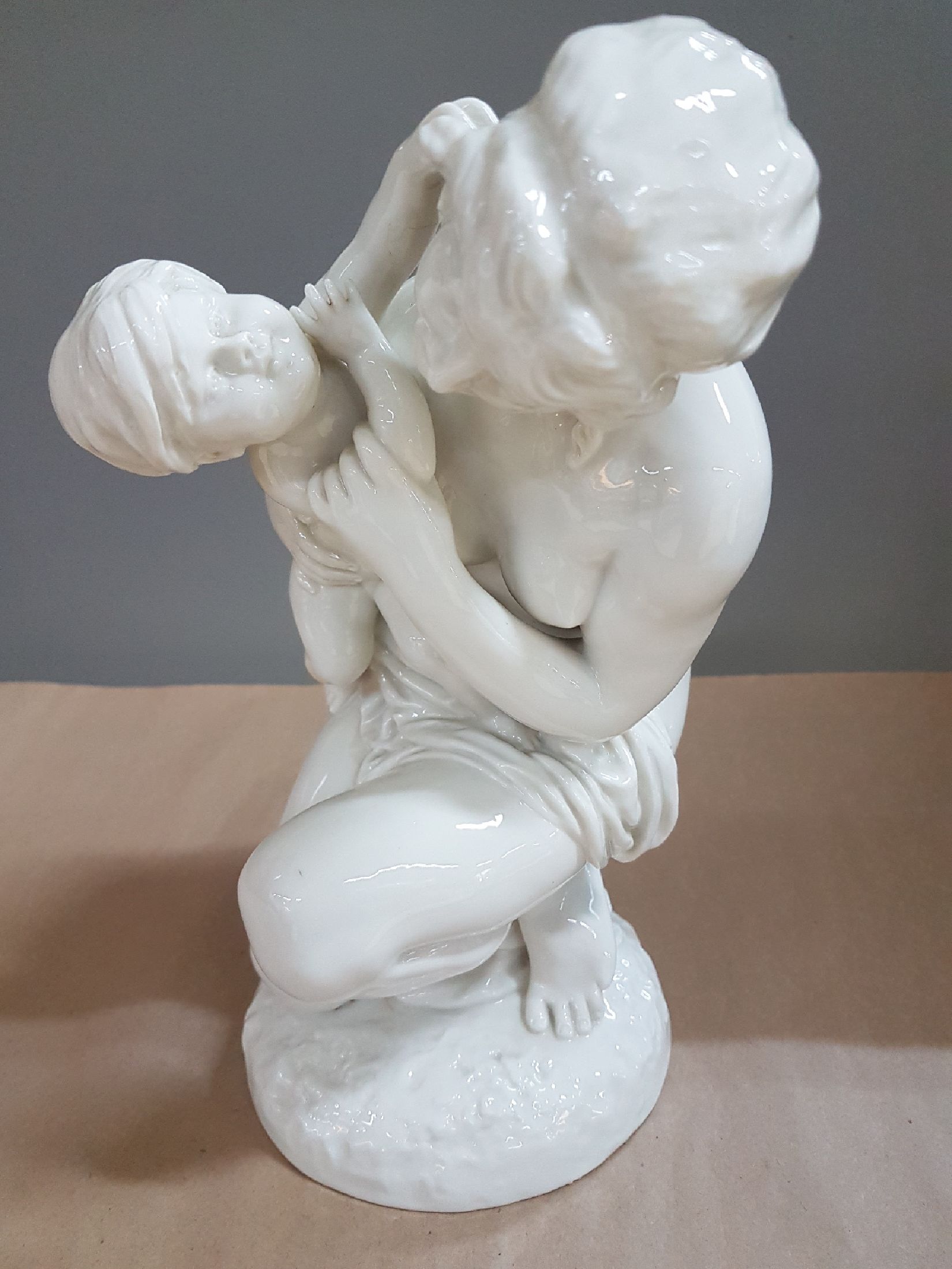 Detail a: Große Porzellanfigur, Nymphenburg, um 1900, kniende Mutter mit Kind, weiß, H. ca. 28cm