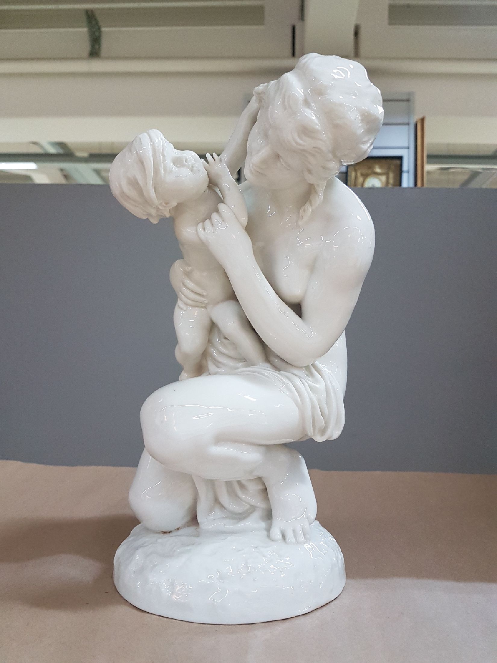 Detail b: Große Porzellanfigur, Nymphenburg, um 1900, kniende Mutter mit Kind, weiß, H. ca. 28cm