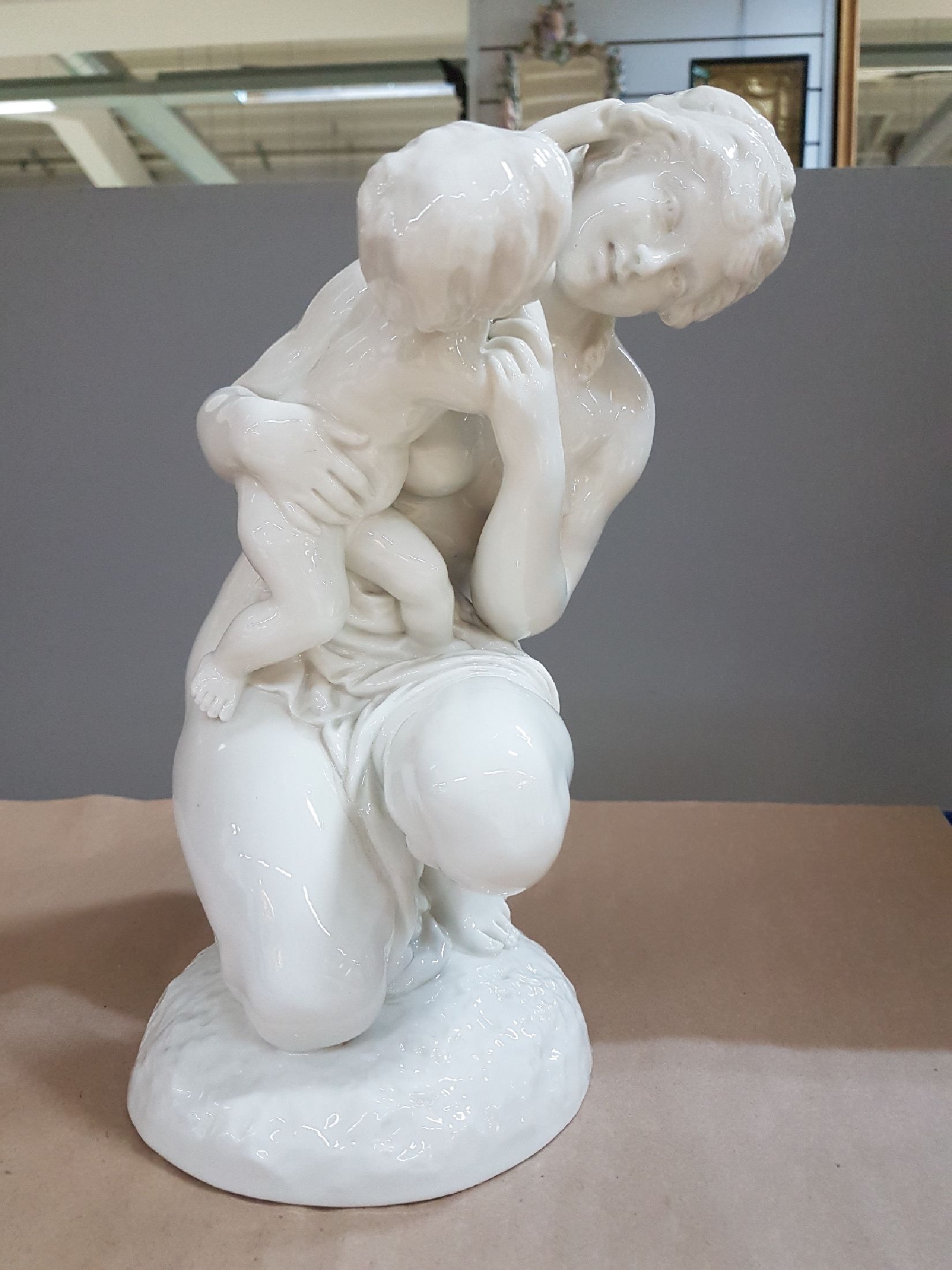 Detail c: Große Porzellanfigur, Nymphenburg, um 1900, kniende Mutter mit Kind, weiß, H. ca. 28cm