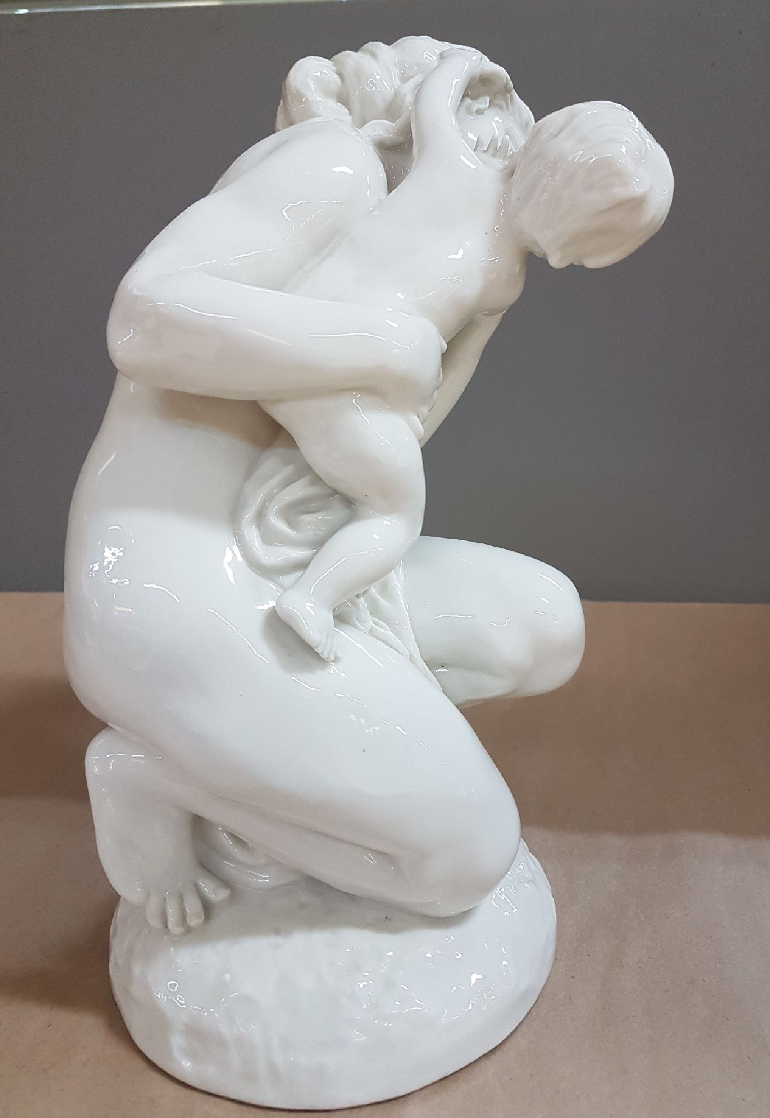 Detail d: Große Porzellanfigur, Nymphenburg, um 1900, kniende Mutter mit Kind, weiß, H. ca. 28cm