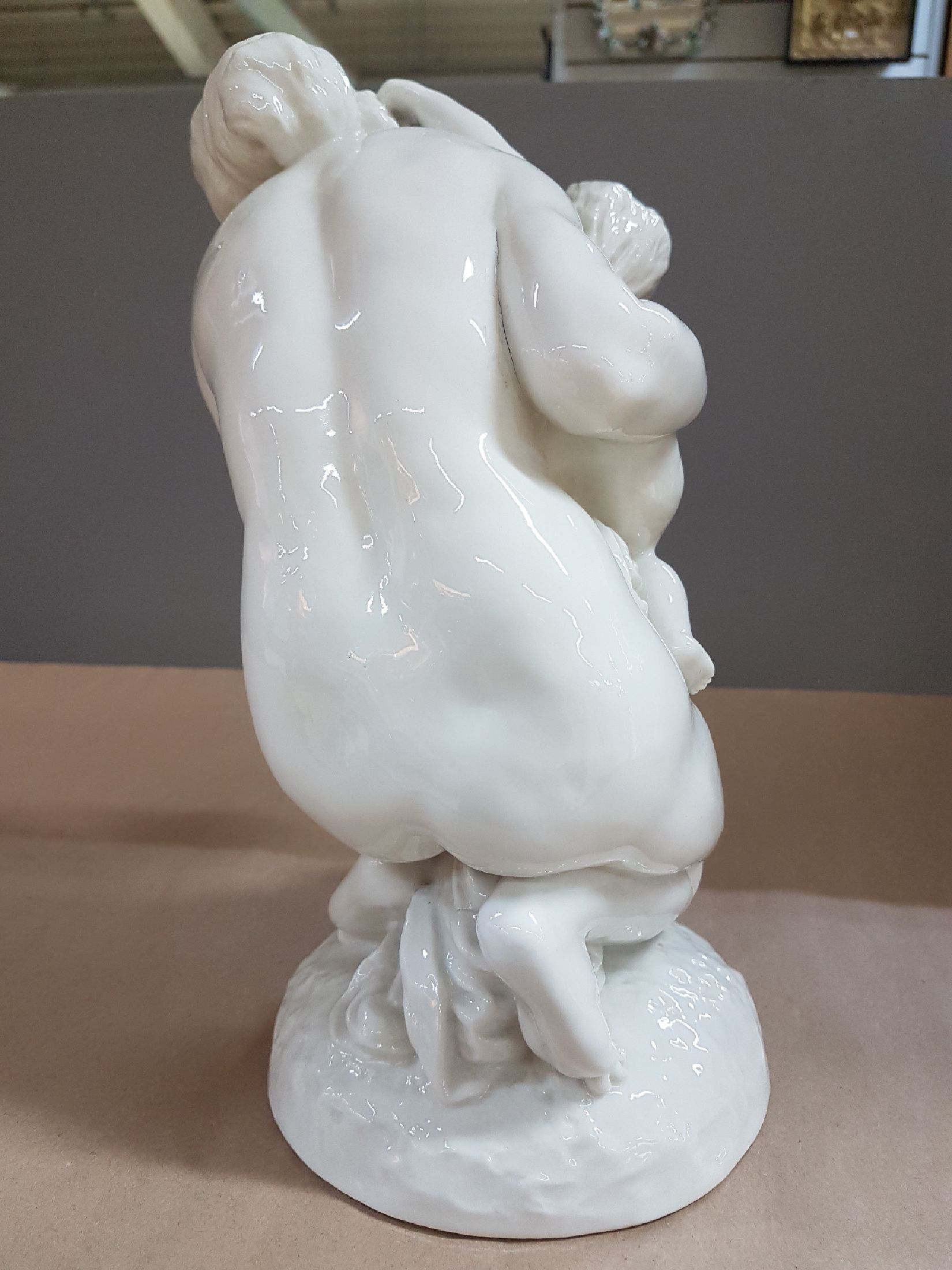 Detail e: Große Porzellanfigur, Nymphenburg, um 1900, kniende Mutter mit Kind, weiß, H. ca. 28cm
