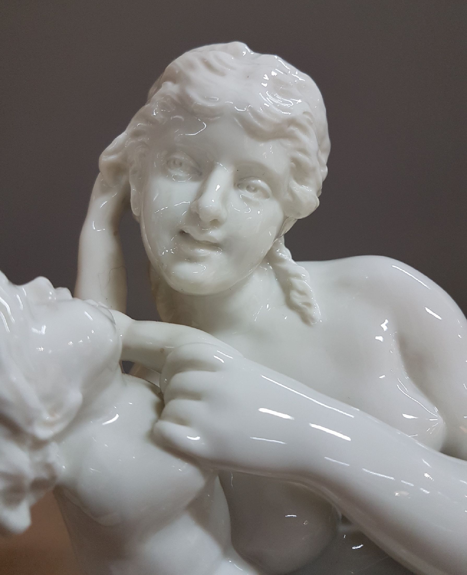 Detail f: Große Porzellanfigur, Nymphenburg, um 1900, kniende Mutter mit Kind, weiß, H. ca. 28cm