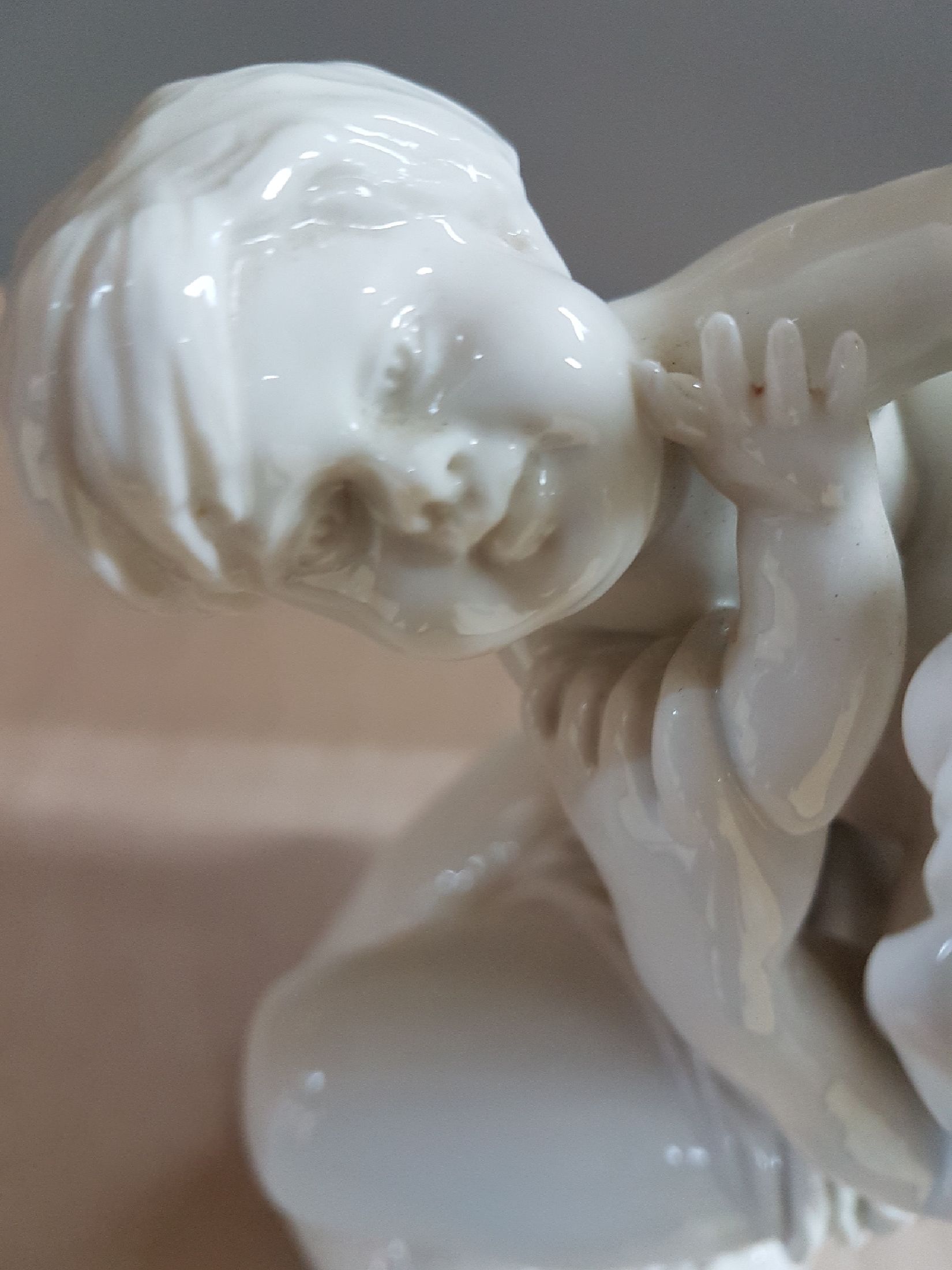 Detail g: Große Porzellanfigur, Nymphenburg, um 1900, kniende Mutter mit Kind, weiß, H. ca. 28cm