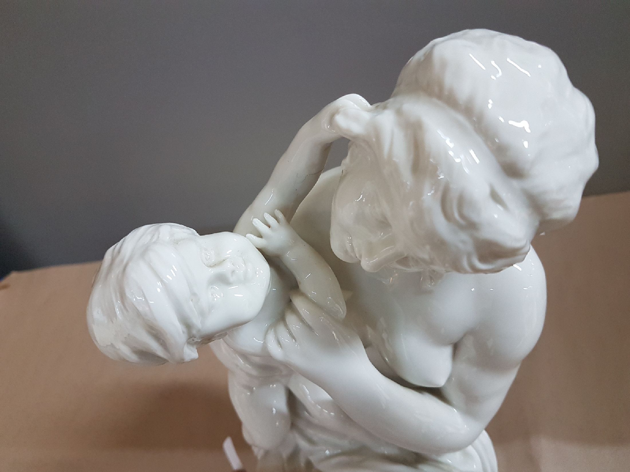 Detail h: Große Porzellanfigur, Nymphenburg, um 1900, kniende Mutter mit Kind, weiß, H. ca. 28cm
