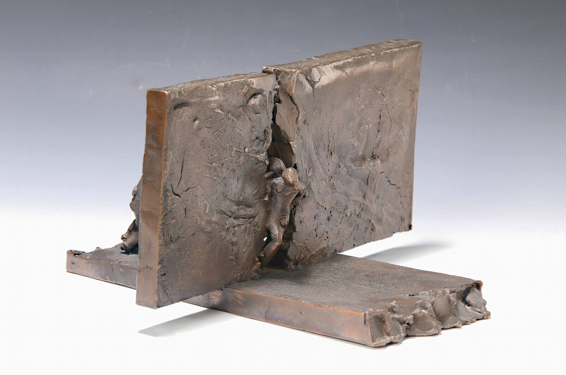 Detail a: Krystyna Nowakowska, geb. 1953, Bronzefigur, "Berliner Mauer, viele Personen drücken und drängen sich von einer Seite durch einen Spaltauf die ...