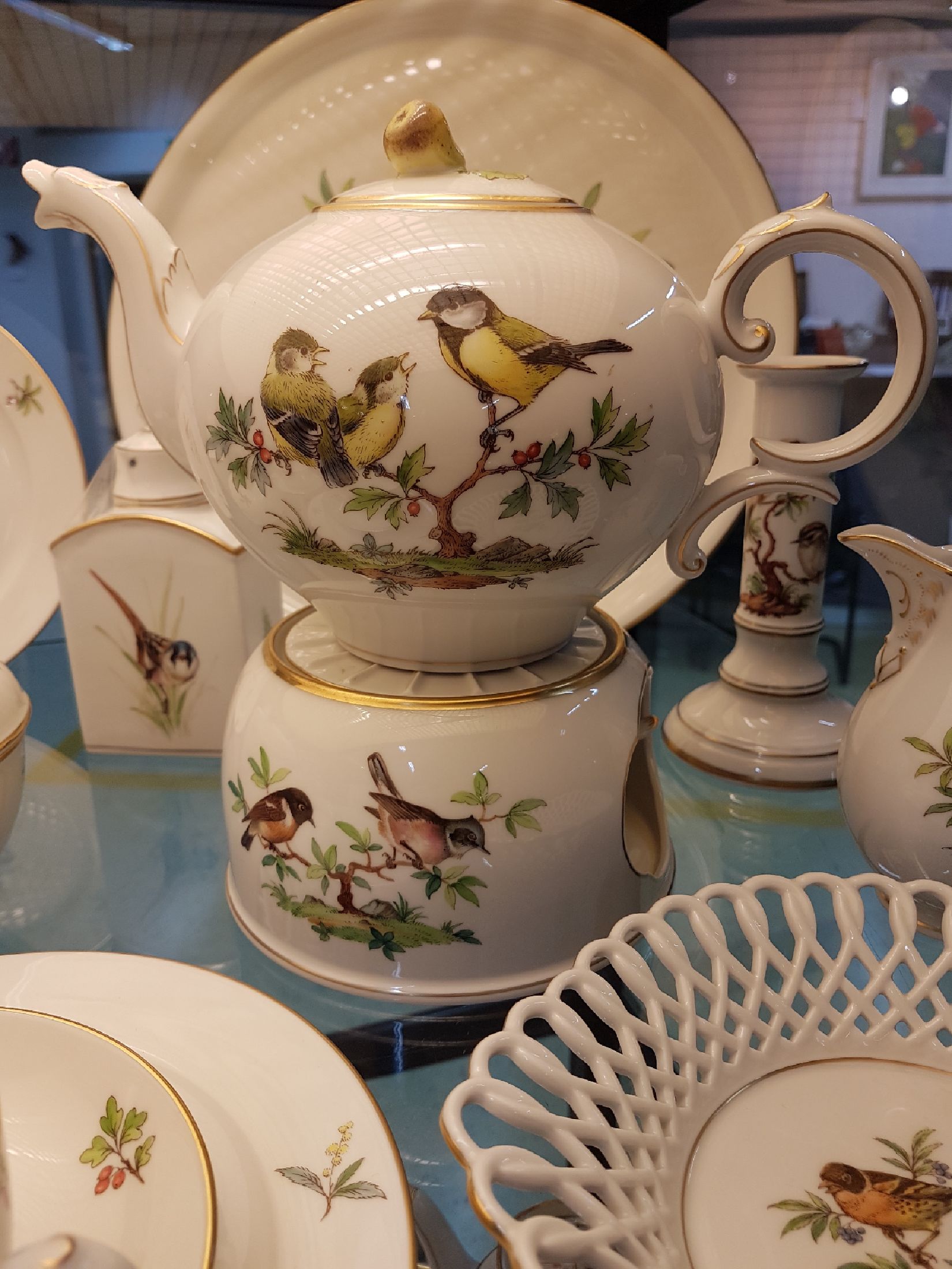 Detail a: Teeservice/Dejeuner, Höchst, 20. Jh., Vogelmalereien, Porzellan, Teekanne mit Stövchen, Zuckerdose, Sahnekännchen, Vase, zwei Teedosen, zwei ...