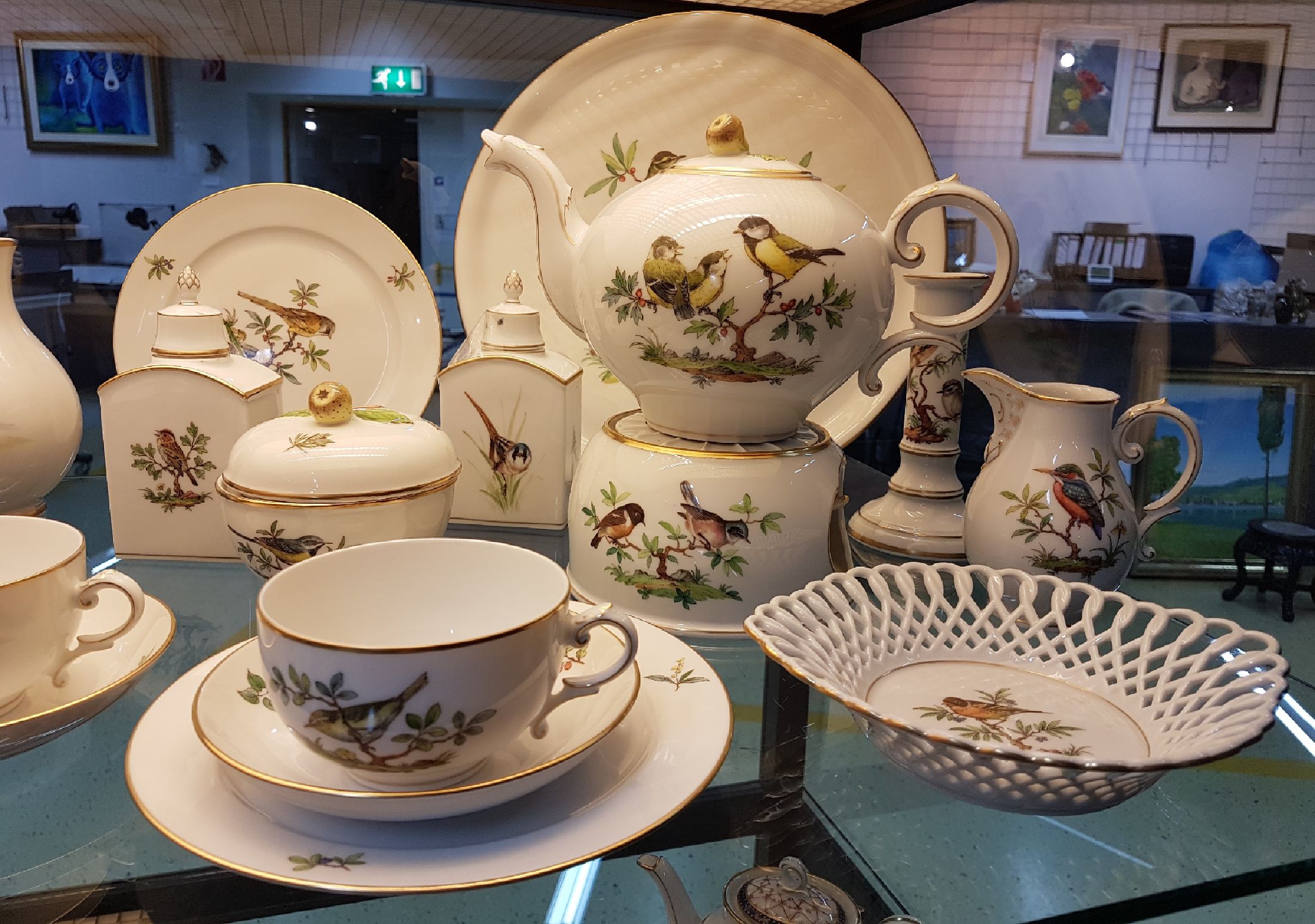 Detail b: Teeservice/Dejeuner, Höchst, 20. Jh., Vogelmalereien, Porzellan, Teekanne mit Stövchen, Zuckerdose, Sahnekännchen, Vase, zwei Teedosen, zwei ...