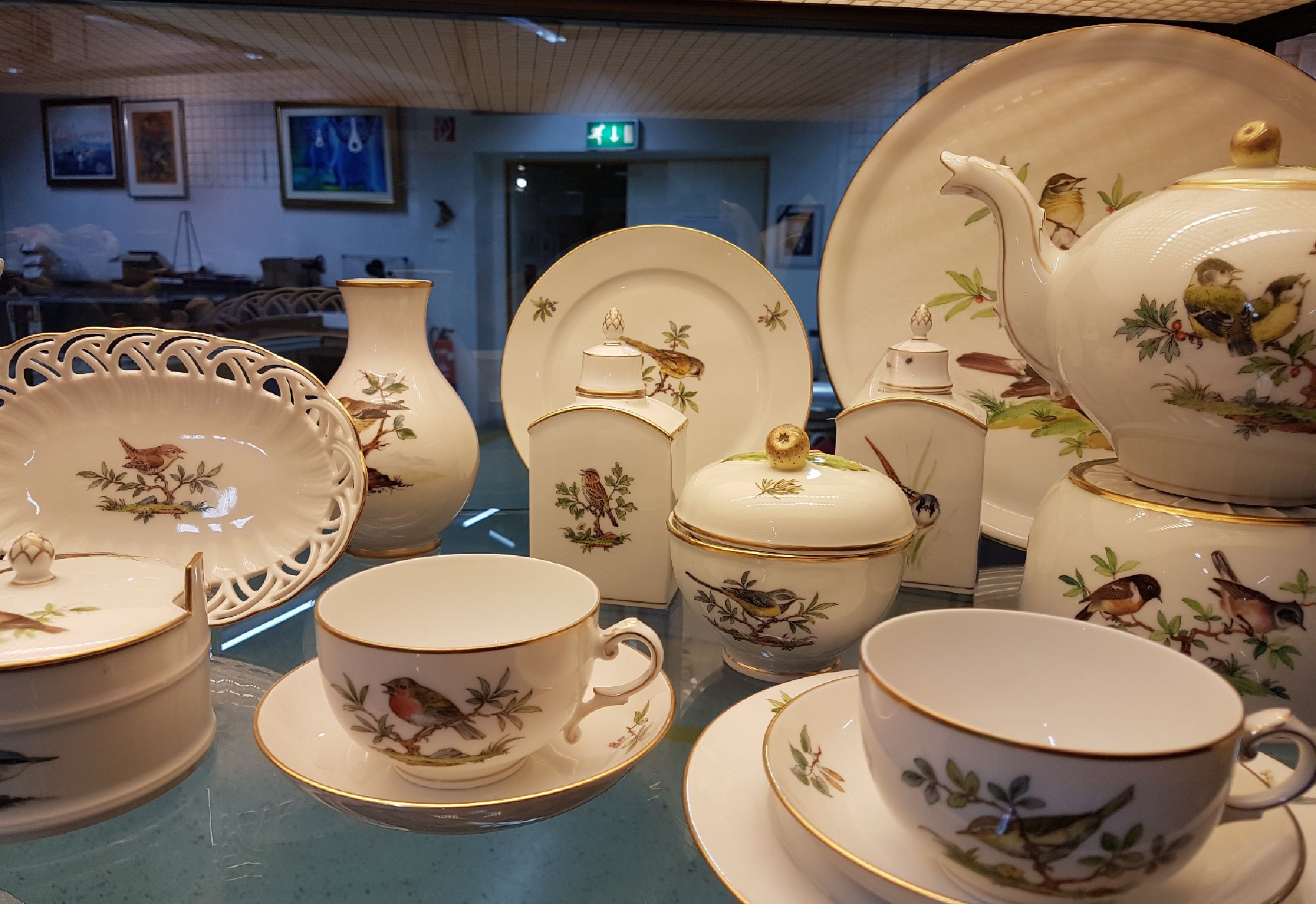Detail c: Teeservice/Dejeuner, Höchst, 20. Jh., Vogelmalereien, Porzellan, Teekanne mit Stövchen, Zuckerdose, Sahnekännchen, Vase, zwei Teedosen, zwei ...