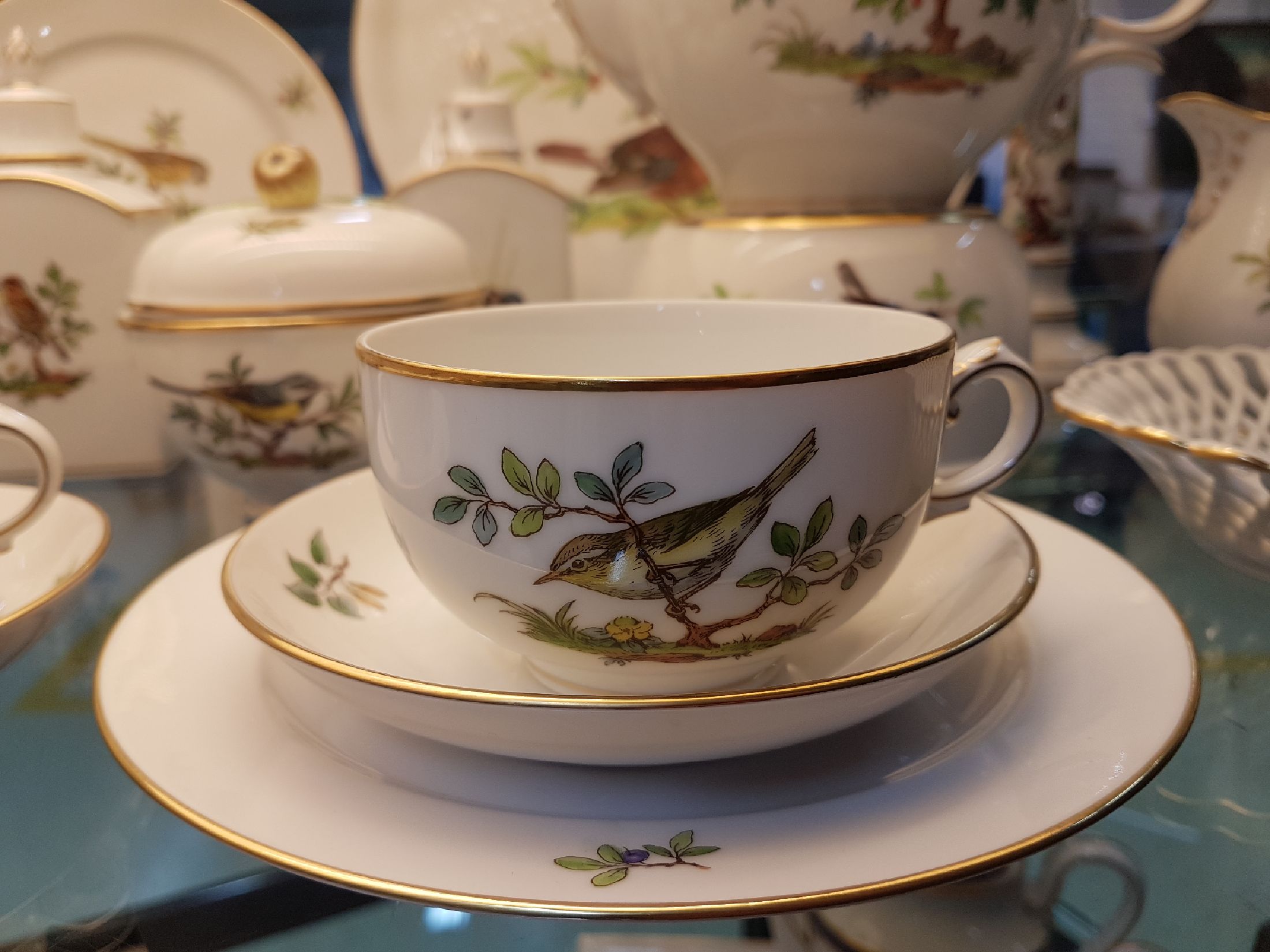 Detail d: Teeservice/Dejeuner, Höchst, 20. Jh., Vogelmalereien, Porzellan, Teekanne mit Stövchen, Zuckerdose, Sahnekännchen, Vase, zwei Teedosen, zwei ...