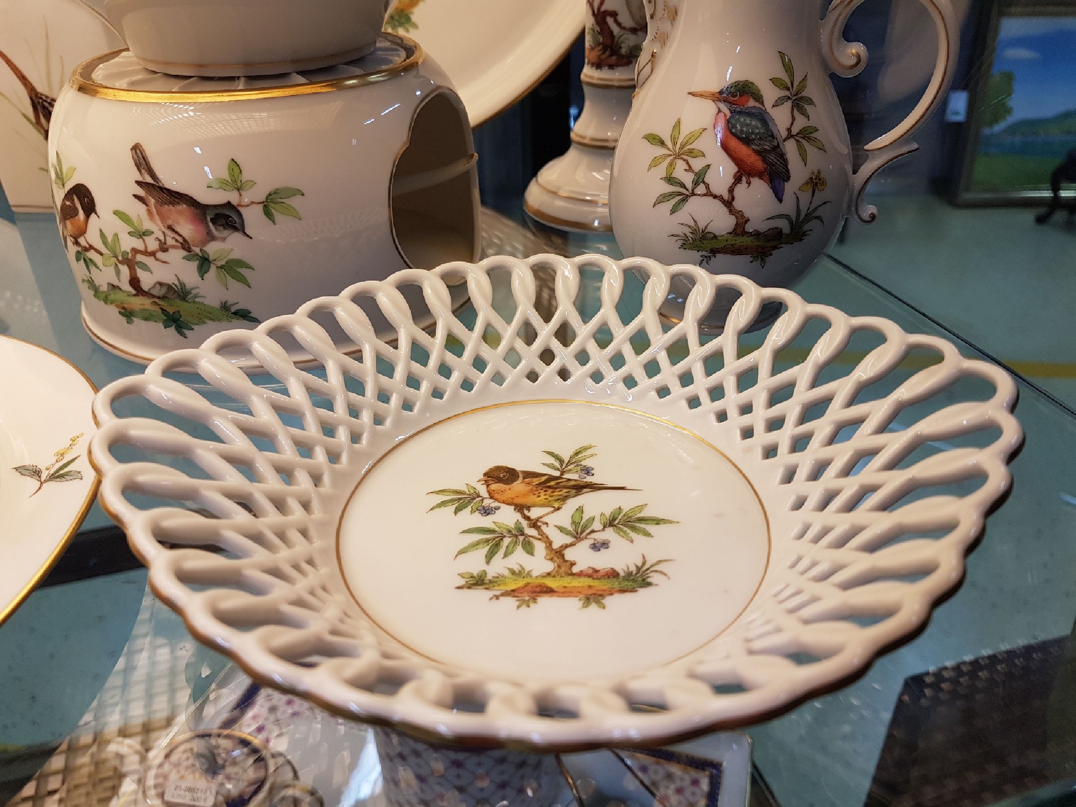 Detail e: Teeservice/Dejeuner, Höchst, 20. Jh., Vogelmalereien, Porzellan, Teekanne mit Stövchen, Zuckerdose, Sahnekännchen, Vase, zwei Teedosen, zwei ...