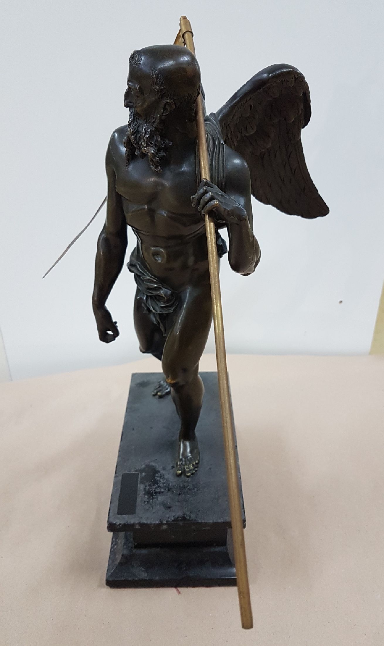 Detail a: Anonymer Bildhauer (tätig wohl 1. Hälfte 19. Jh.), Schreitender Chronos mit Sense, Bronze, dunkelbraun patiniert; Sense vergoldet; ockerfarbene, ...