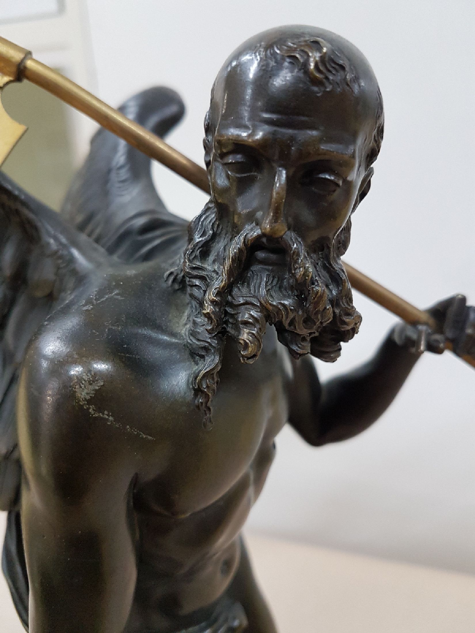 Detail d: Anonymer Bildhauer (tätig wohl 1. Hälfte 19. Jh.), Schreitender Chronos mit Sense, Bronze, dunkelbraun patiniert; Sense vergoldet; ockerfarbene, ...