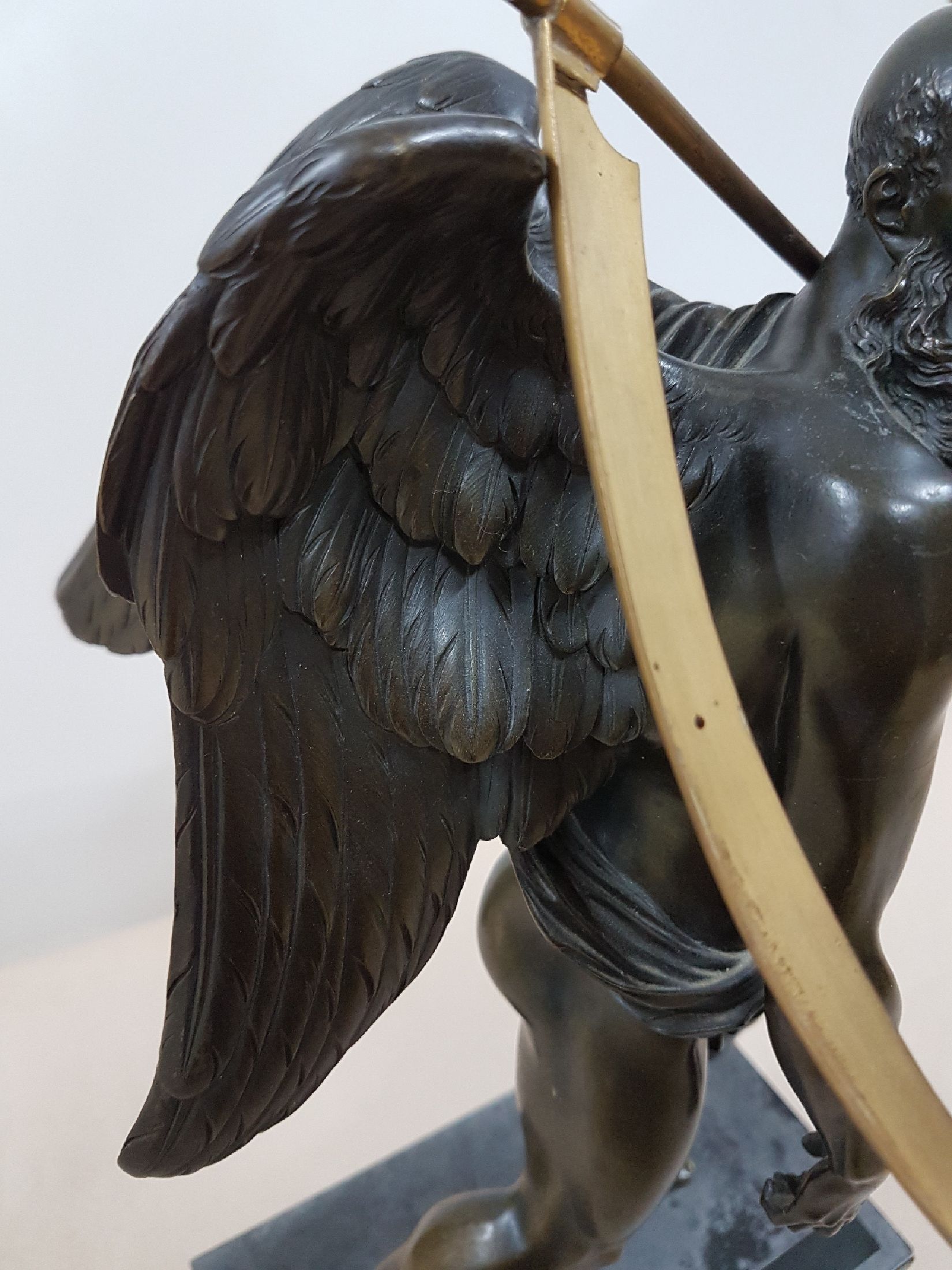Detail e: Anonymer Bildhauer (tätig wohl 1. Hälfte 19. Jh.), Schreitender Chronos mit Sense, Bronze, dunkelbraun patiniert; Sense vergoldet; ockerfarbene, ...
