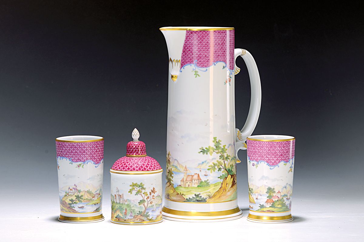 4tlg. Porzellanset, Höchst, 20. Jh., Landschaftsmalerei mit rotem Schuppendekor und Goldstaffage, großer Henkelkrug, H. ca. 27 cm, zwei Becher H. ...