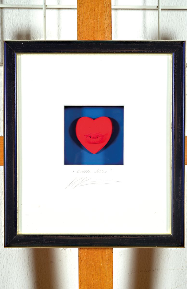 Volker Kühn, geb. 1948, Mixed media Skulptur "little kiss", im Objektkasten, signiert und betitelt, R. 29x25 cm