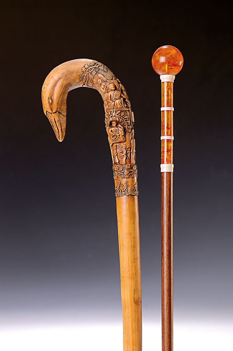 Spazierstock mit Bernsteingriff, 20.Jh., Holzstock, Griff aus Bernstein mit Beingliederung, L. 96 cm