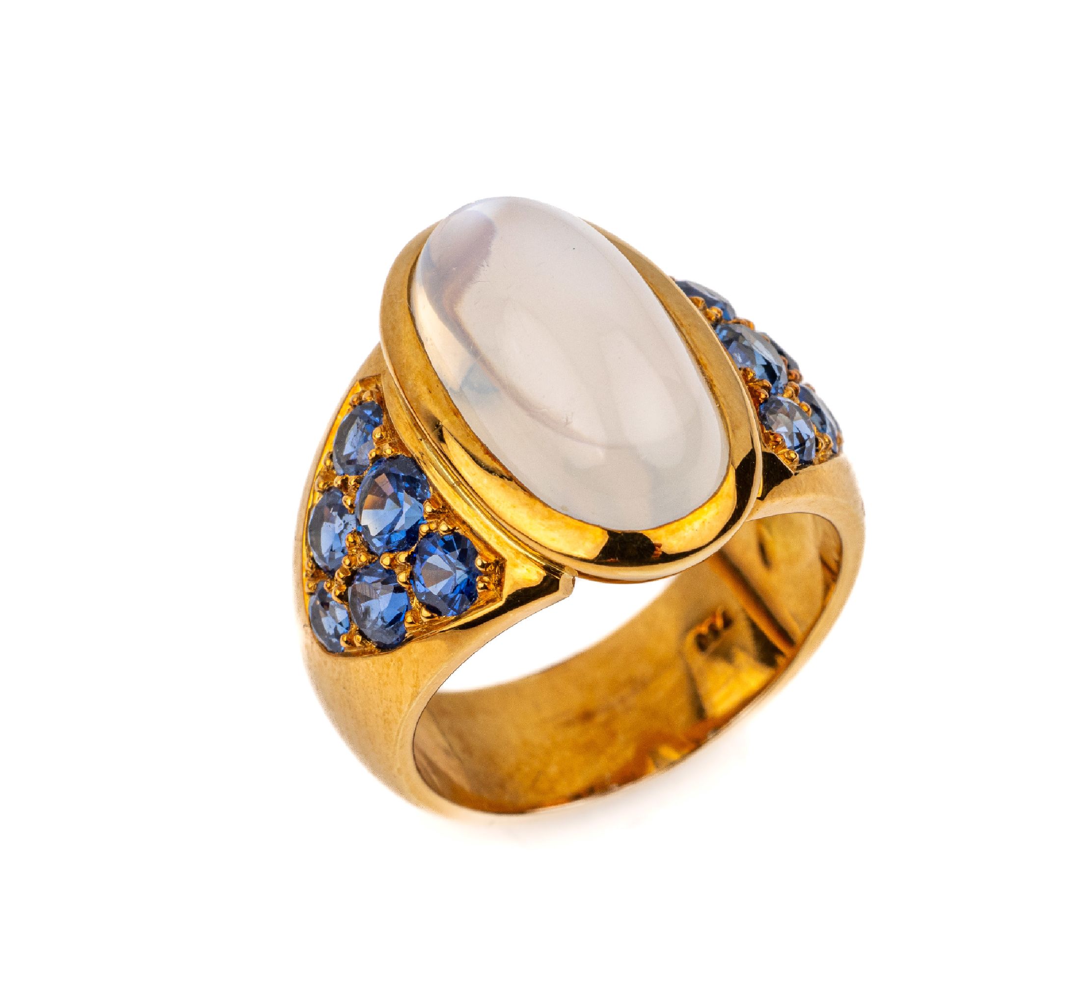 18 kt Gold Mondstein-Saphir-Ring, GG 750/000, ovaler Mondsteincabochon ca. 7.19 ct,12 rundfacett. Saphire zus. ca. 2.02 ct, ca. 13.5 g, RW 54