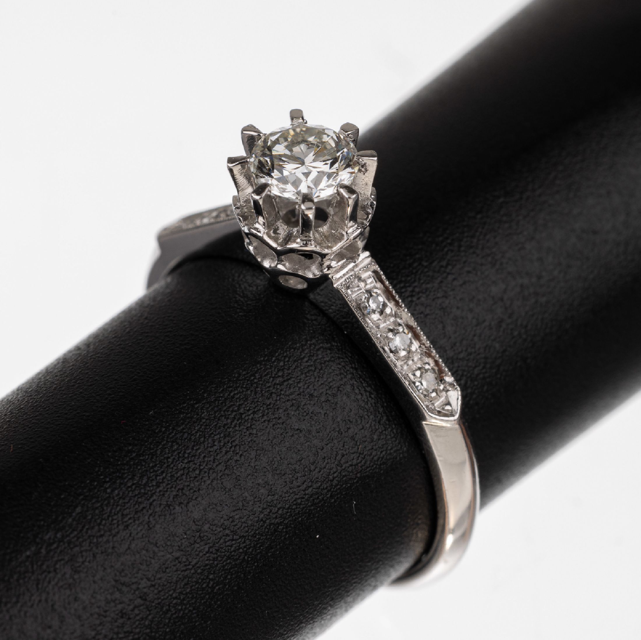 18 kt Gold Brillant-Ring, WG 750/000, 1 Brillant ca. 0.42 ct feines Weiß/vsi, 6 8/8-Diamanten zus. ca. 0.10 ct Weiß/si, total ca. 2.6 g, RW 53