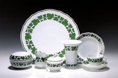 Image 26703953 - Coffee set/dejeuner, Meissen, 20th century, 2nd choice, full green vine wreath/vine leaf decoration, sugar bowl, cream jug, two cups with saucers, two dessert plates, vase, large lidded box, large cake plate D. 33 cm, partly 2nd choice one saucer damaged