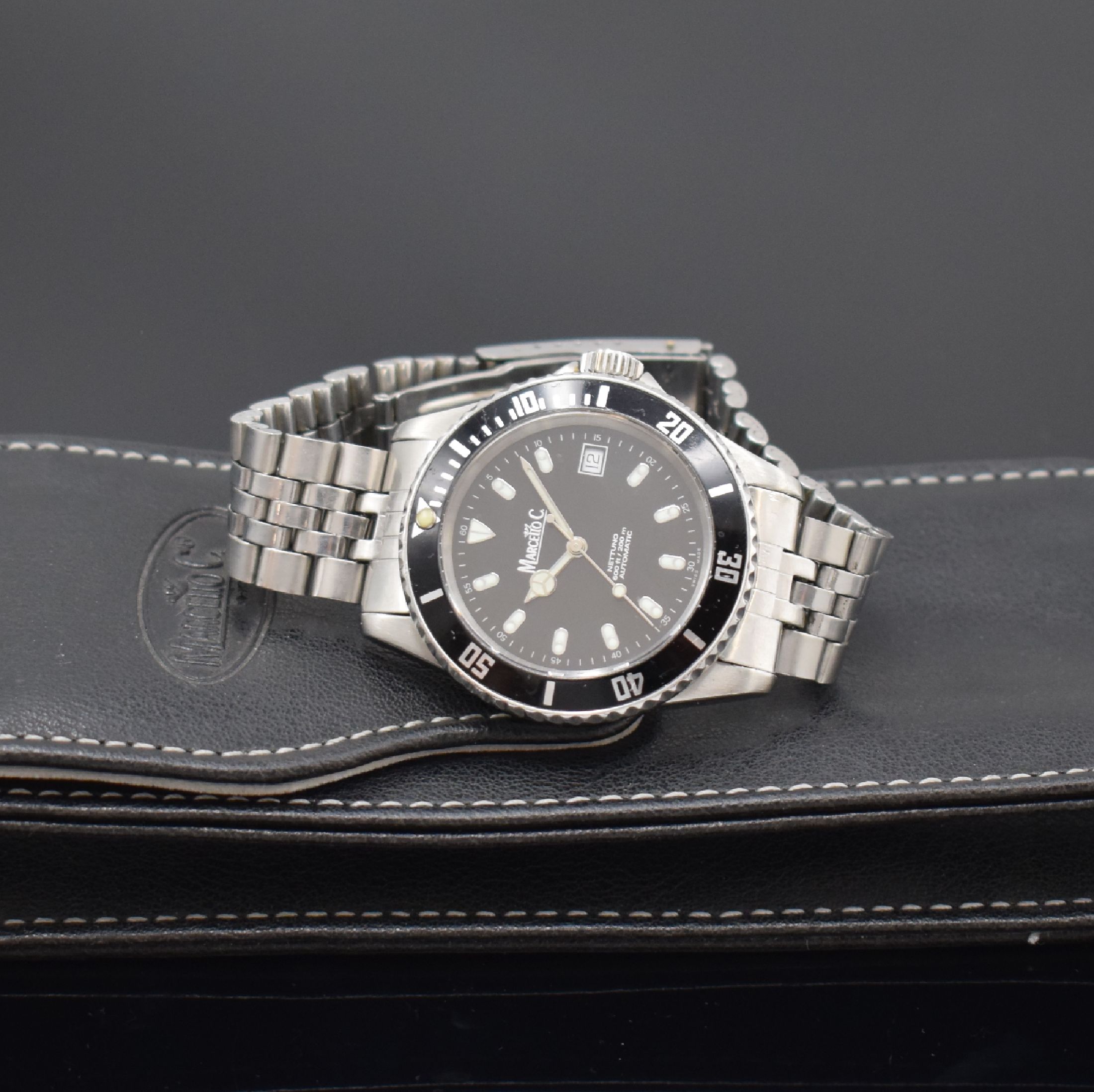 Detail d: MARCELLO C Herrenarmbanduhr Nettuno in Stahl Referenz 3253, Schweiz um 2000, Automatik, neutr. Gliederband m. Faltschl., Boden u. Krone verschr., ...