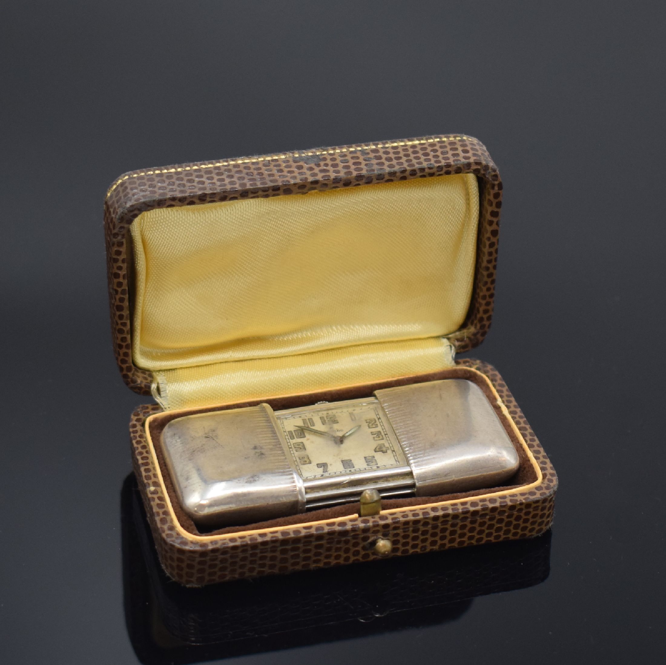 Detail d: MOVADO Ermeto Reiseuhr in 935er Silber, Schweiz um 1935, Geh. dell., Aufzug durch aufschieben u. schließen, silb. Zifferbl. pat./fl., arab. ...