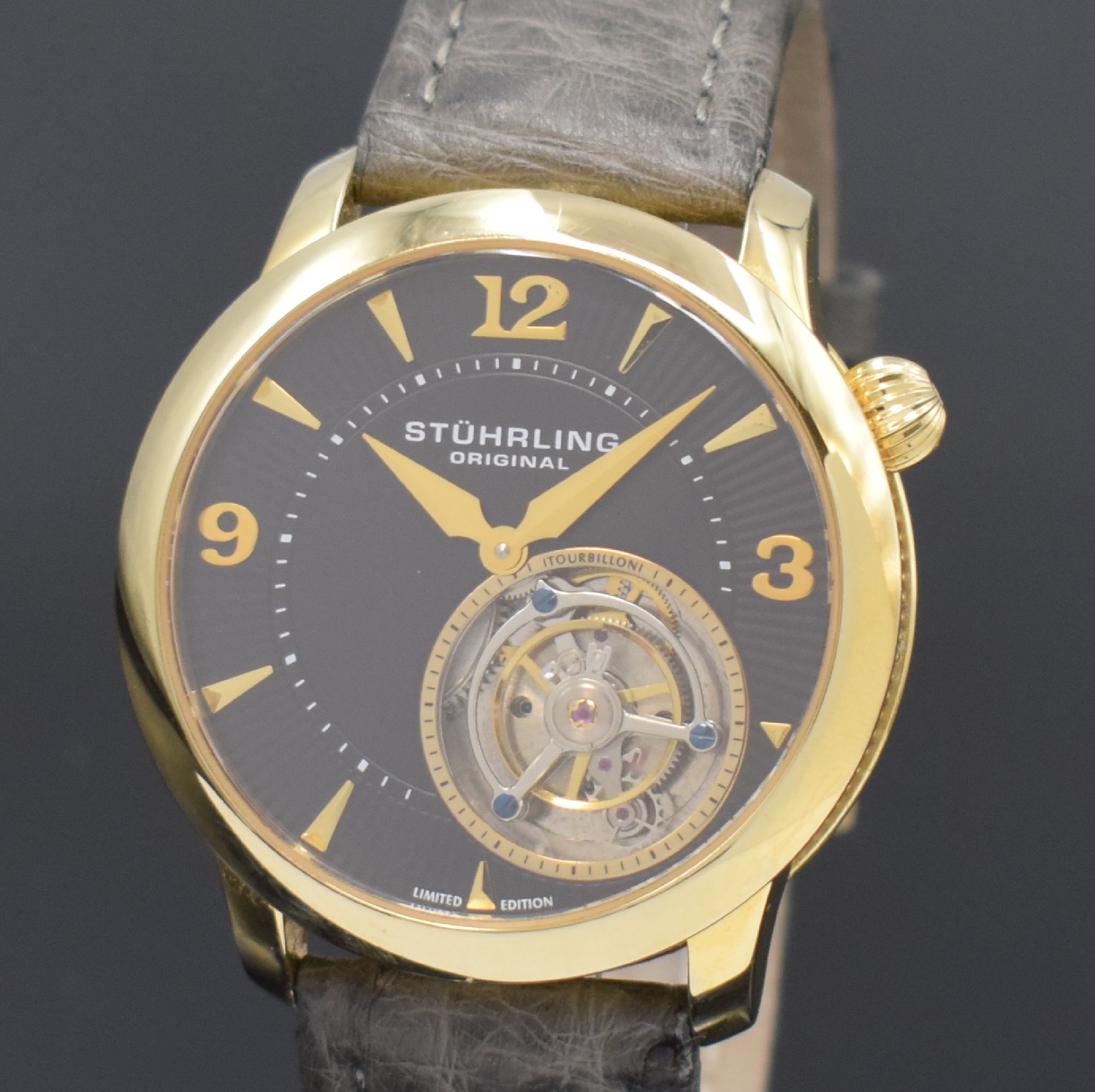 Detail a: STÜHRLING auf 75 Stück limitiertes Armbandtourbillon, Schweiz um 2015, Handaufzug, verg. Geh. beids. vergl., Boden verschr., neutr. Lederband m. ...