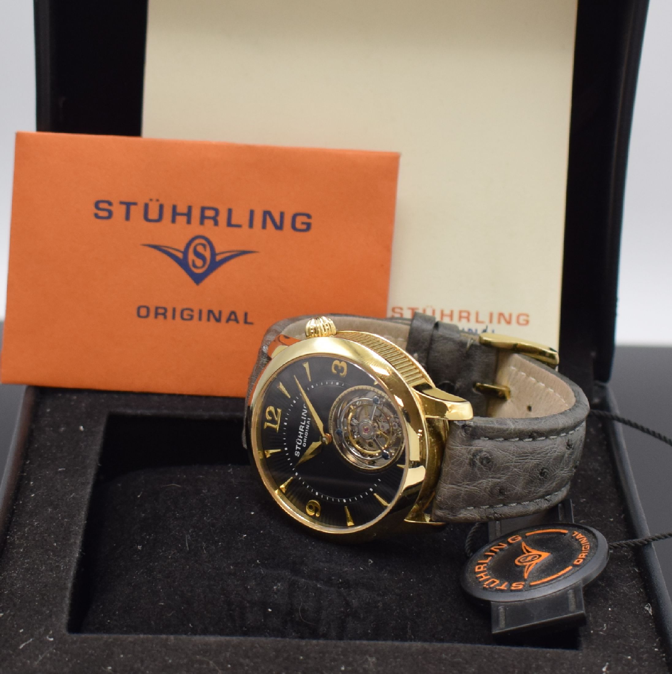 Detail e: STÜHRLING auf 75 Stück limitiertes Armbandtourbillon, Schweiz um 2015, Handaufzug, verg. Geh. beids. vergl., Boden verschr., neutr. Lederband m. ...