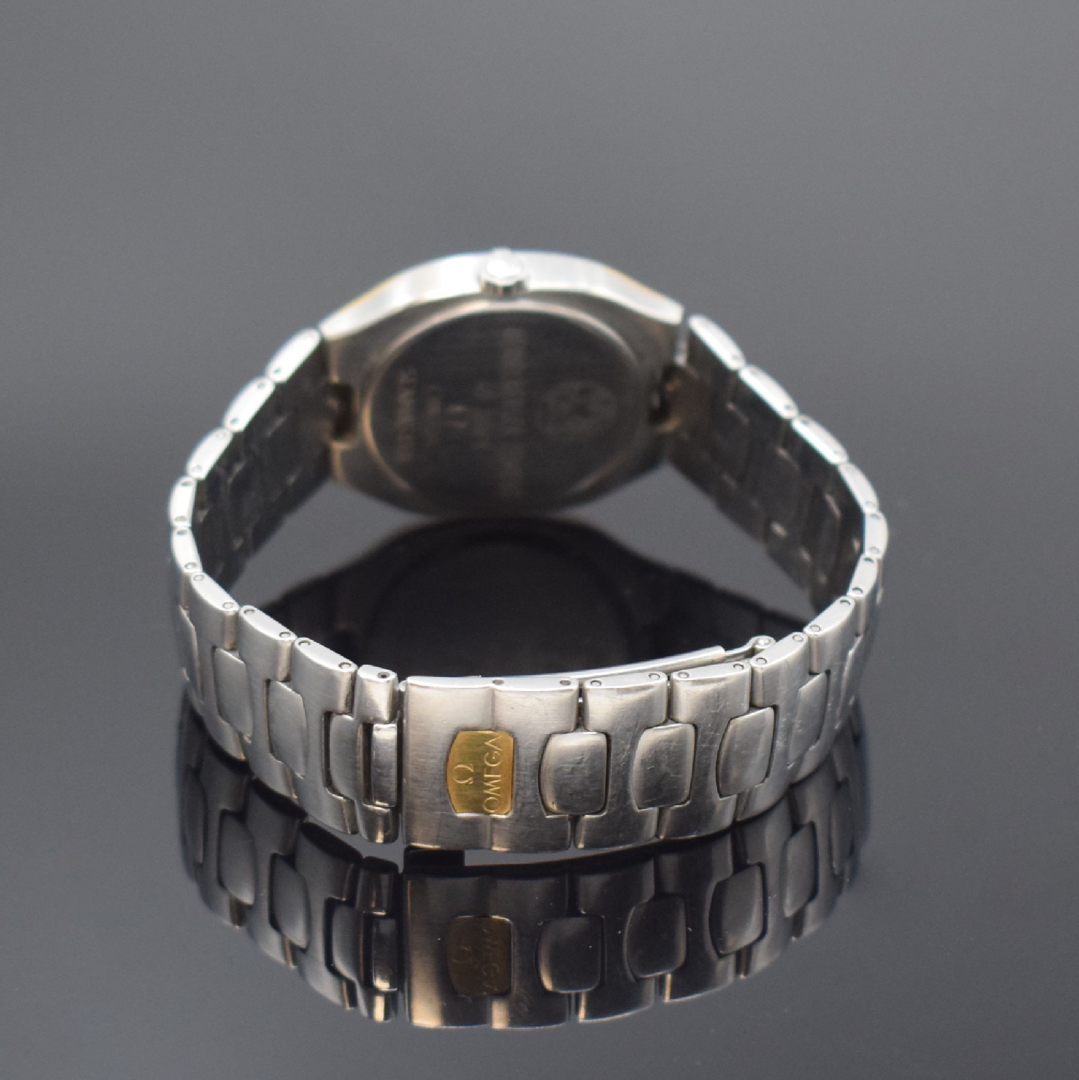 Detail b: OMEGA Seamaster Armbanduhr in Stahl/Gold Referenz 396.1022, Schweiz um 1980, quarz, Boden m. Widmung aufgedr., orig. Gliederband m. Faltschl., ...