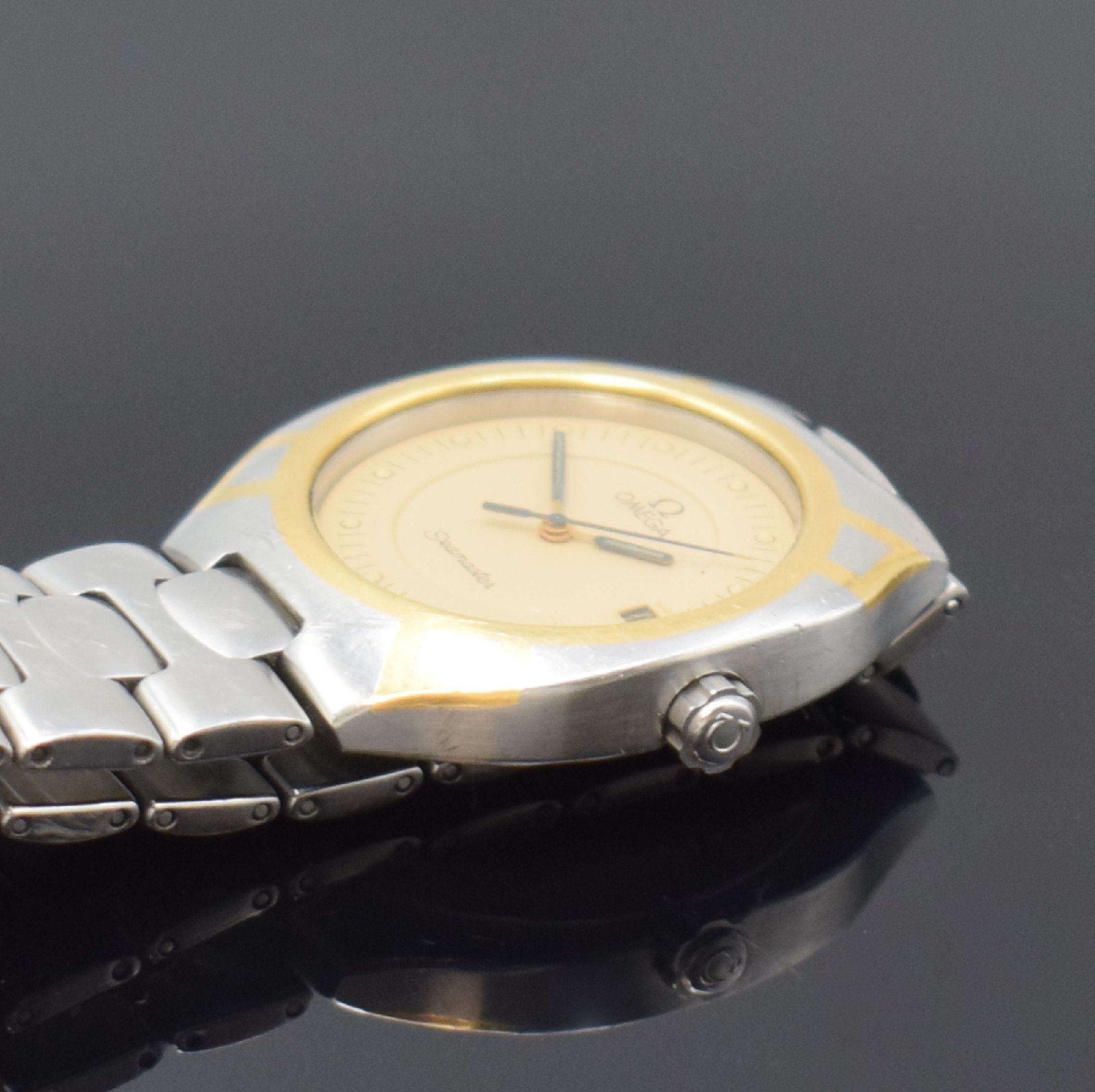 Detail c: OMEGA Seamaster Armbanduhr in Stahl/Gold Referenz 396.1022, Schweiz um 1980, quarz, Boden m. Widmung aufgedr., orig. Gliederband m. Faltschl., ...