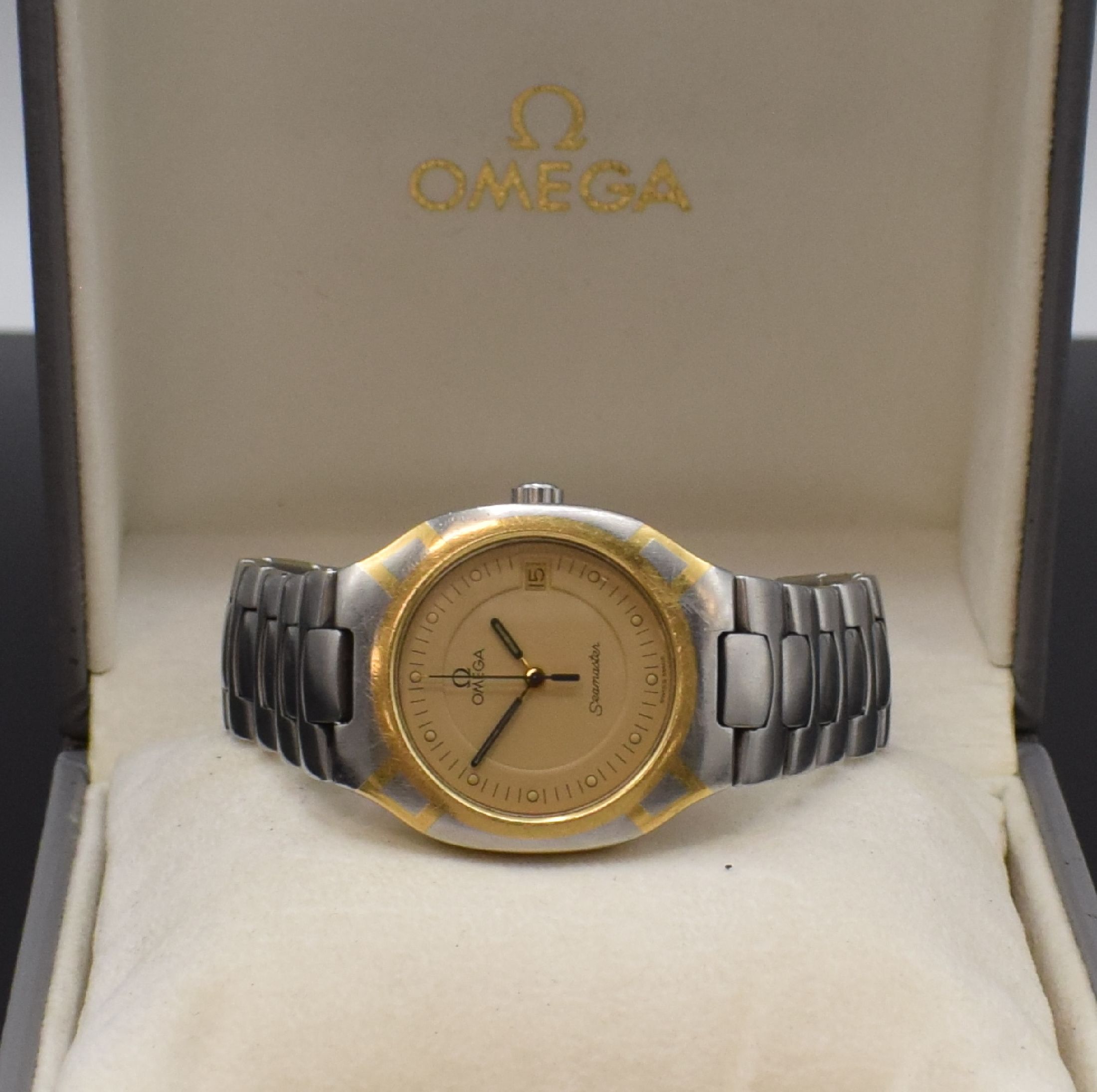 Detail e: OMEGA Seamaster Armbanduhr in Stahl/Gold Referenz 396.1022, Schweiz um 1980, quarz, Boden m. Widmung aufgedr., orig. Gliederband m. Faltschl., ...