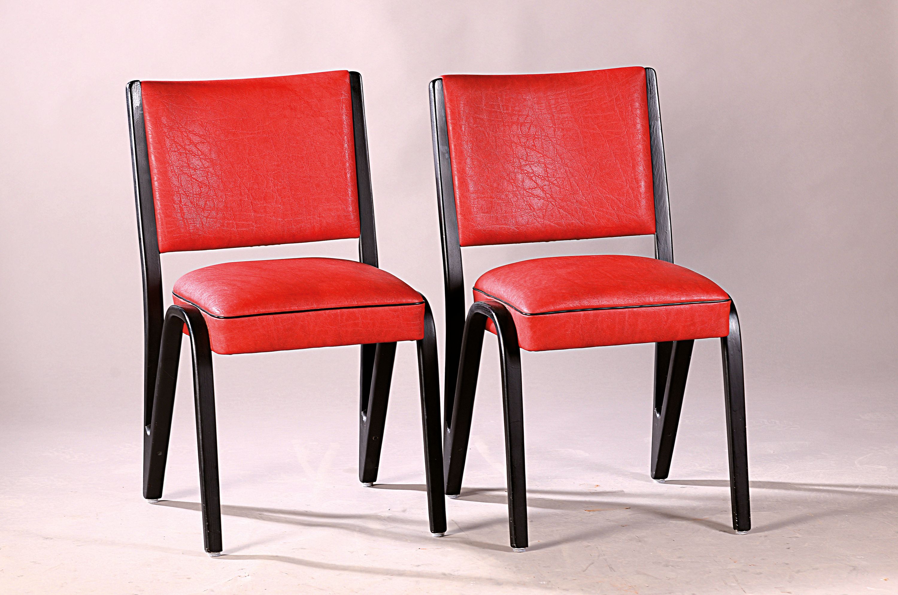 4 Federholzstühle, Paul & Arnold Bode, 1950, geschwärztes Holzgestell, federnde Rückenlehne, weinrote Kunstlederbezüge, Entwurf für die Dt. ...
