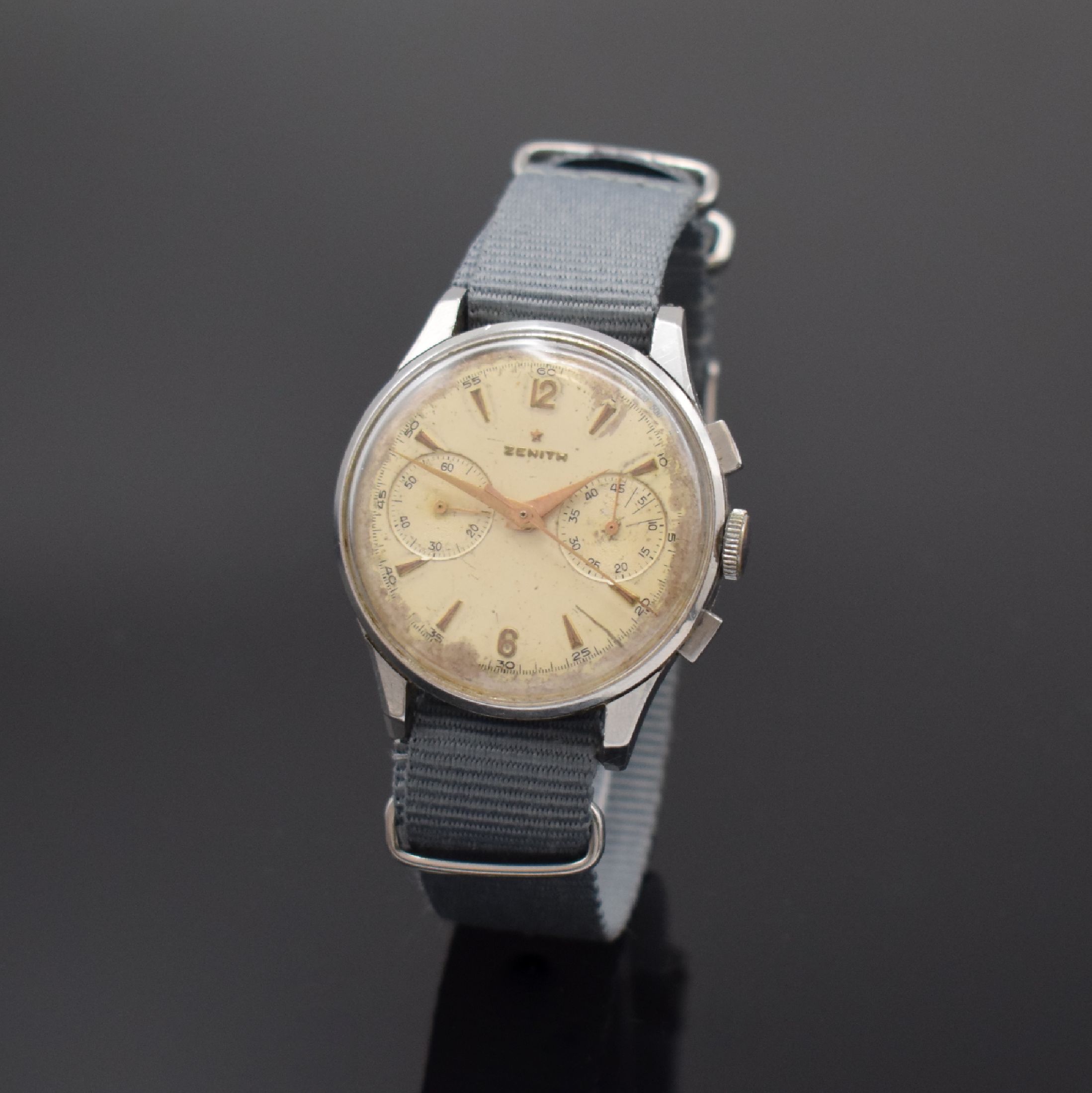ZENITH Schaltradchronograph 37 mm in Stahl, Schweiz um 1950, Handaufzug, sign. Geh. ohne Nummer, Boden m. jugoslawischem Wappen, Krone zu ers., orig. ...