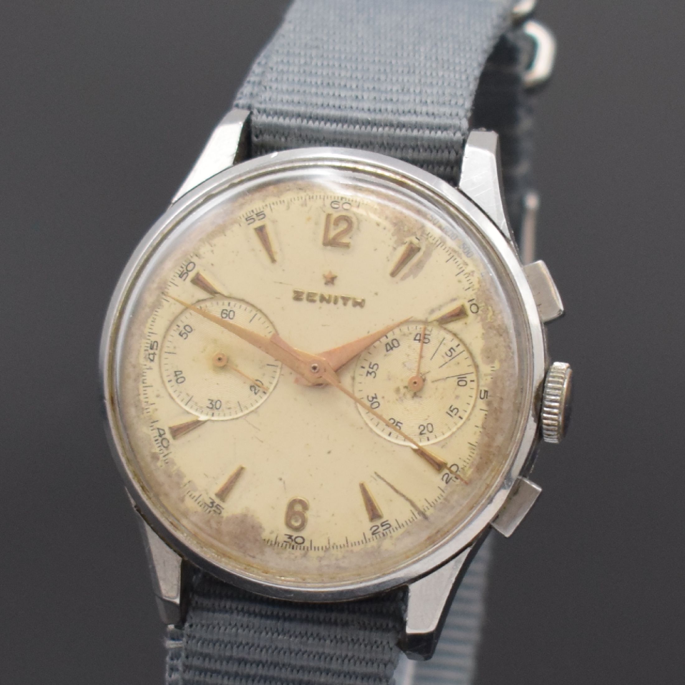Detail a: ZENITH Schaltradchronograph 37 mm in Stahl, Schweiz um 1950, Handaufzug, sign. Geh. ohne Nummer, Boden m. jugoslawischem Wappen, Krone zu ers., orig. ...